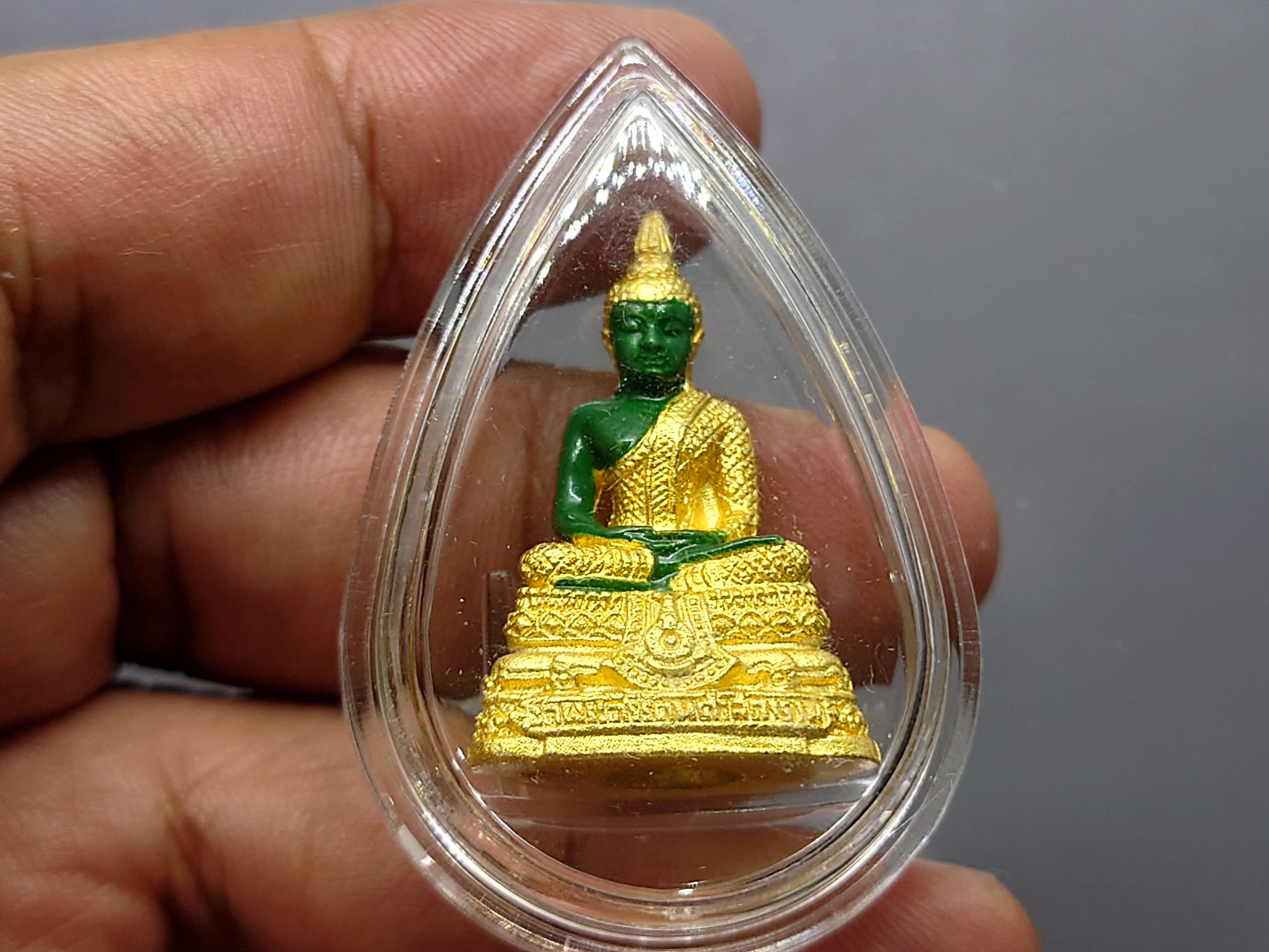 พระแก้วมรกต ชุด 3 ฤดู เนื้อโลหะเคลือบสีเขียว เครื่องทรงชุบทอง สำนักพระราชวัง สร้าง พุทธาภิเษก ณ วัดพระศรีรัตนศาสดาราม พ.ศ.2547 พร้อมกล่องเดิม รับประกันแท้