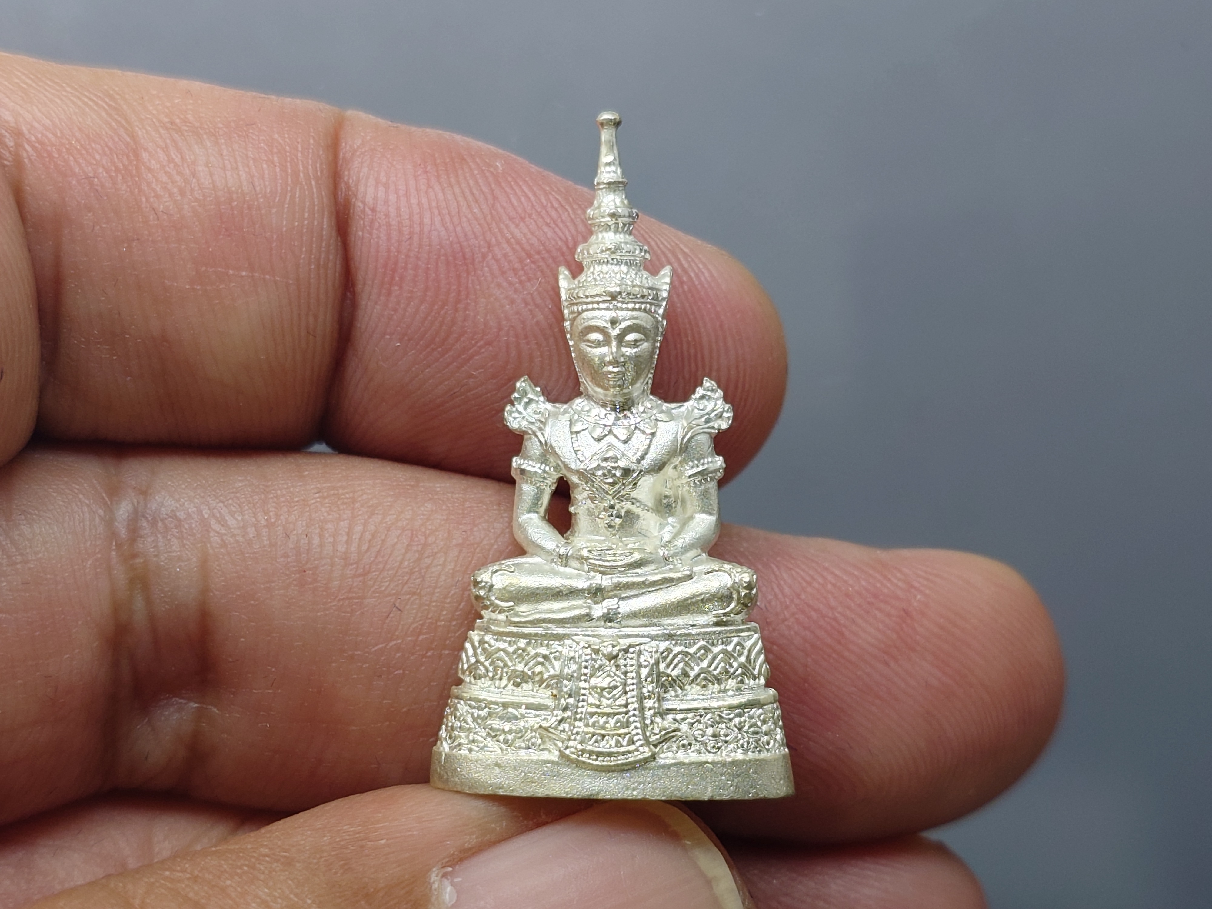 พระแก้วมรกต (พระพุทธมหามณีรัตนปฏิมากร) กรมสรรพสามิต ครบรอบ 64 ปี เนื้อเงินพ่นทราย พ.ศ.2539 พร้อมกล่องเดิม