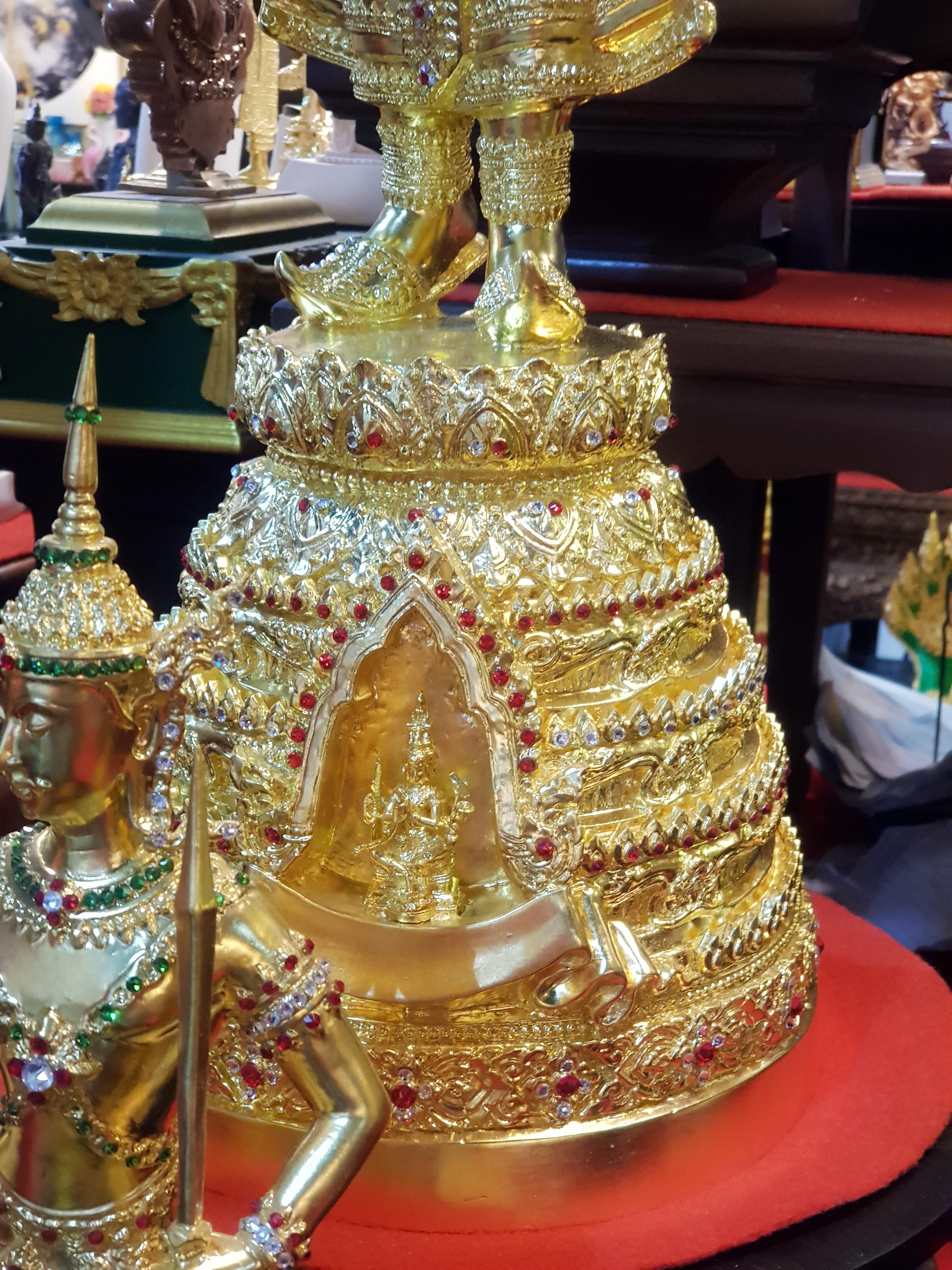 รูปหล่อพระพุทธมหาจักรพรรดิ ปางเปิดโลกทรงเครื่อง วัดกษัตราธิราชวรวิหาร จ.อยุธยา ปิดทองคำเปลว ติดคริสตัล