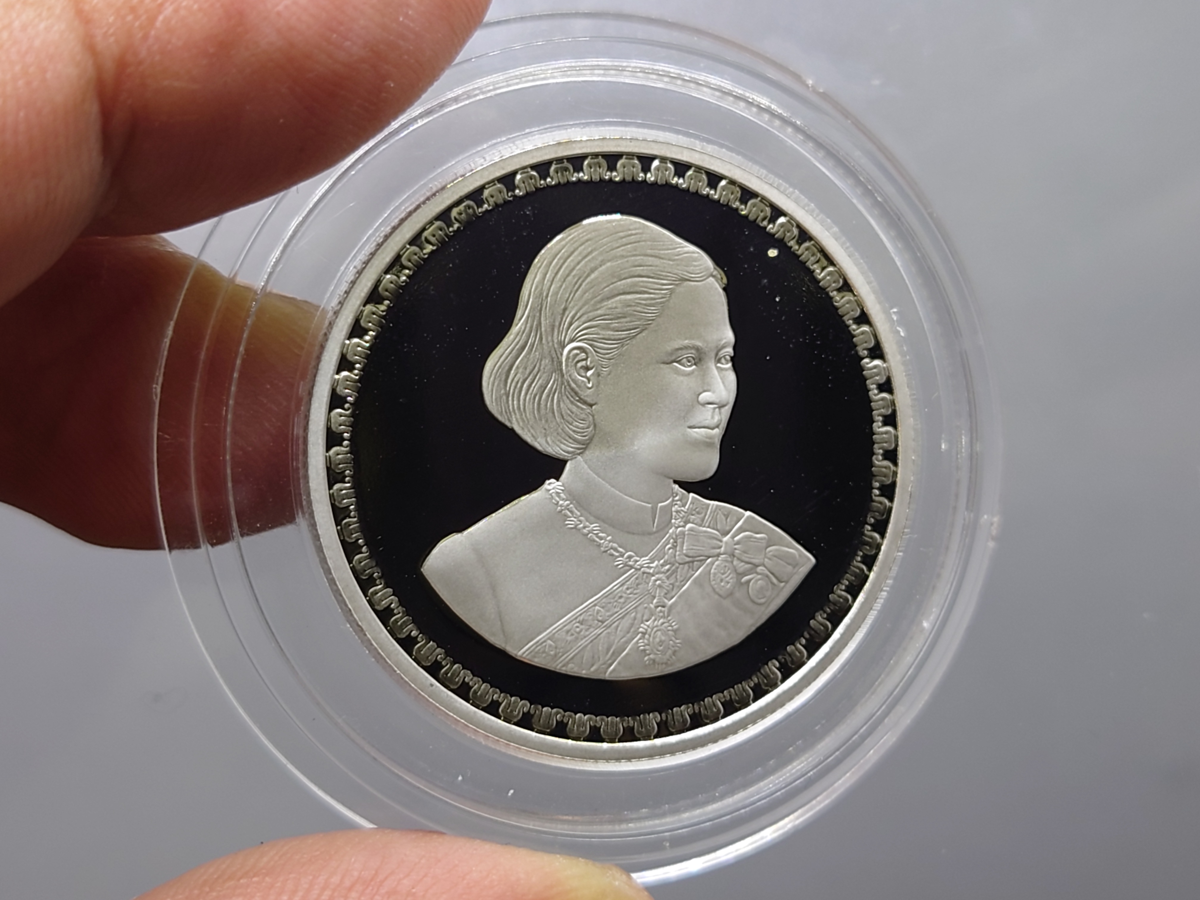 เหรียญ 20 บาท นิเกิลขัดเงา ที่ระลึกสมเด็จพระเทพฯ พระชนมายุ 50 พรรษา ปี2548