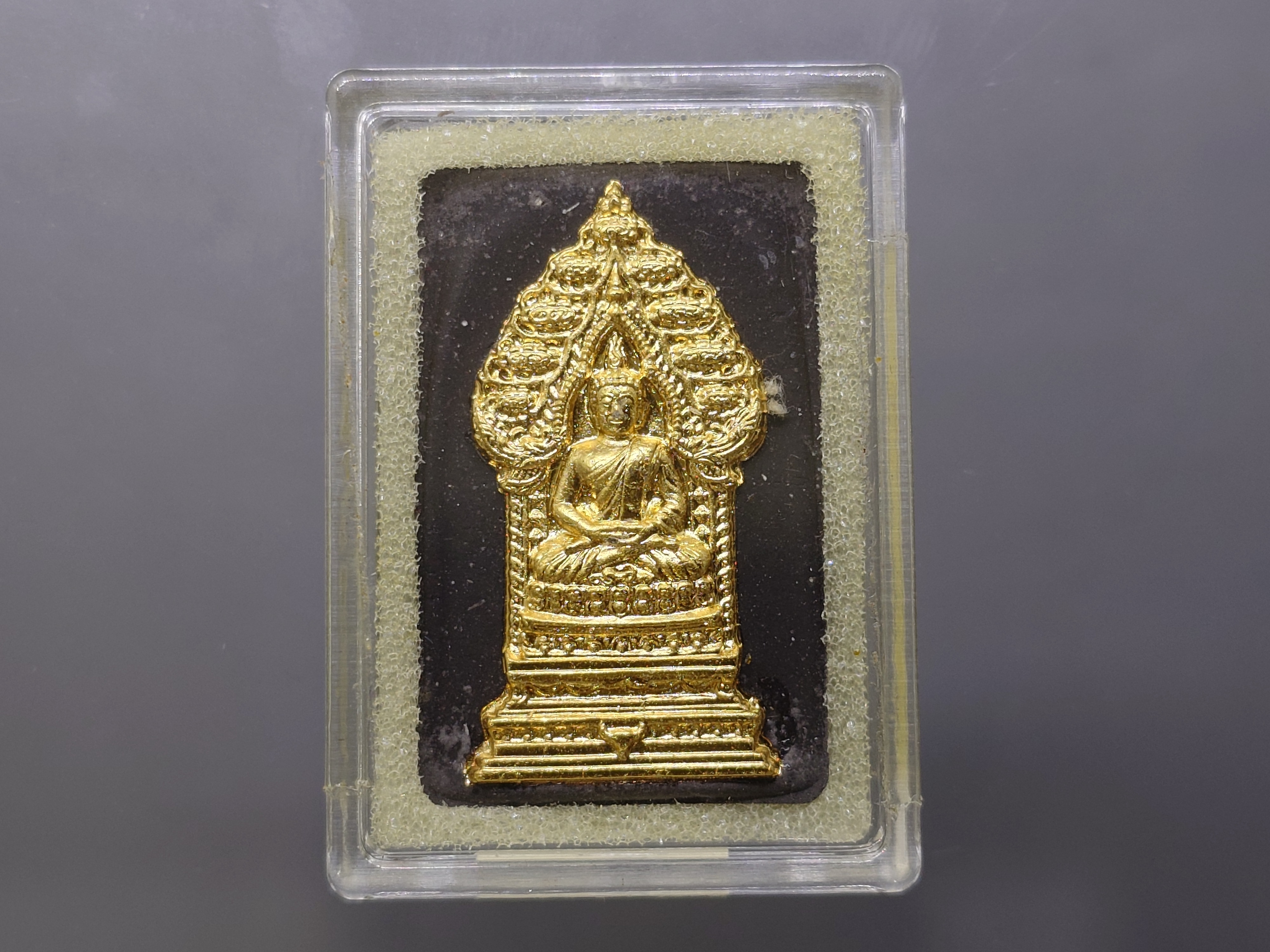 พระนิรันตรายสองกษัตริย์ มหาพุทธานุภาพแห่งแผ่นดิน เนื้อผง (สีดำ) หน้าปัดทอง หลังฝังโลหะเงินชุบทอง (พระปรมาภิไธยย่อสองกษัตริย์) ขนาดสูง 3.2 เซน ปี2552 พร้อมกล่องเดิม