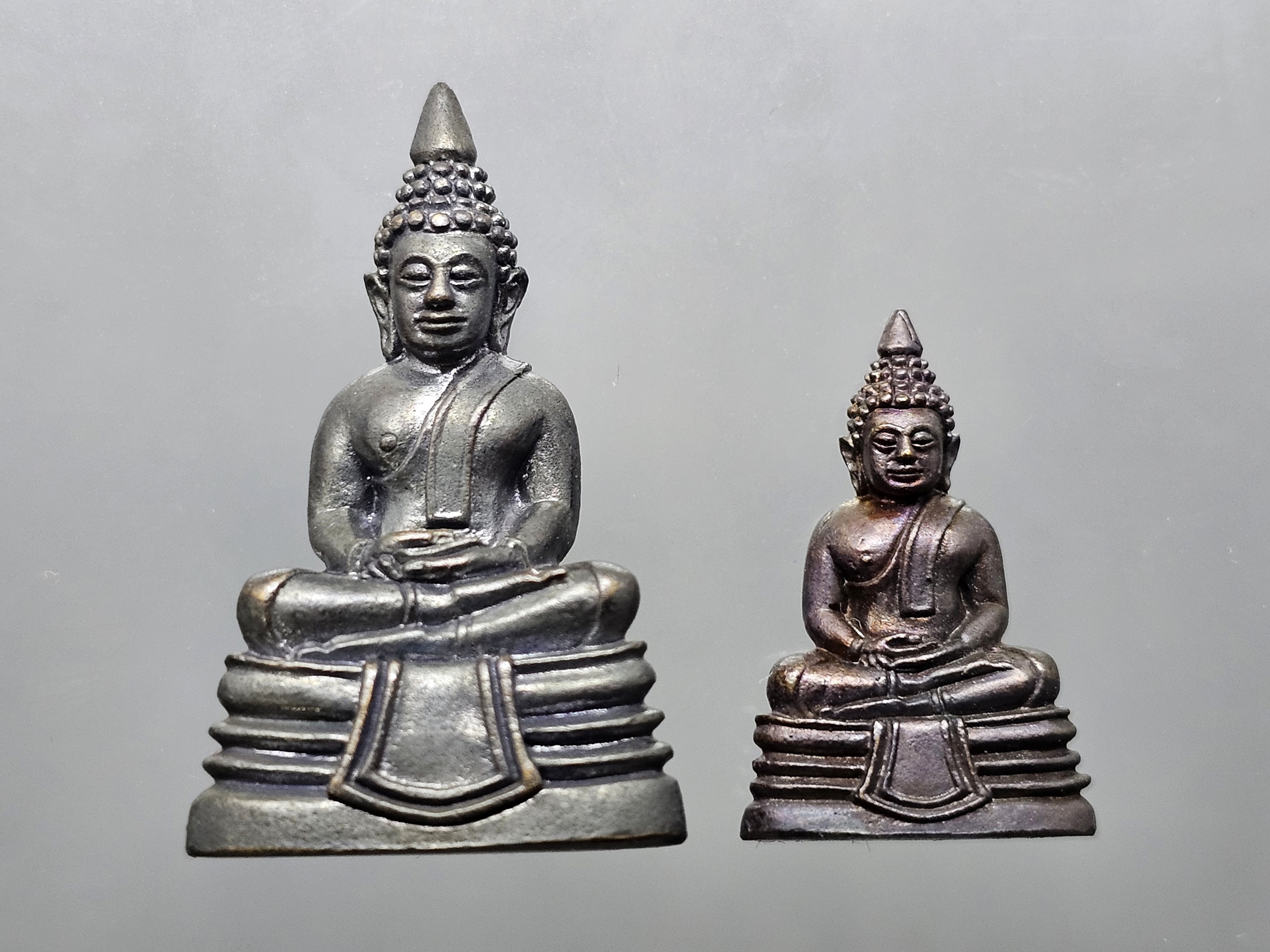 พระกริ่งพุทธโสธร "ชุด พิมพ์เล็ก พิมพ์ใหญ่" เนื้อโลหะรมดำ รุ่น ประวัติศาสตร์เปิดอาคารสำนักงาน ตำรวจแห่งชาติ พ.ศ.2543 พร้อมกล่องเดิม