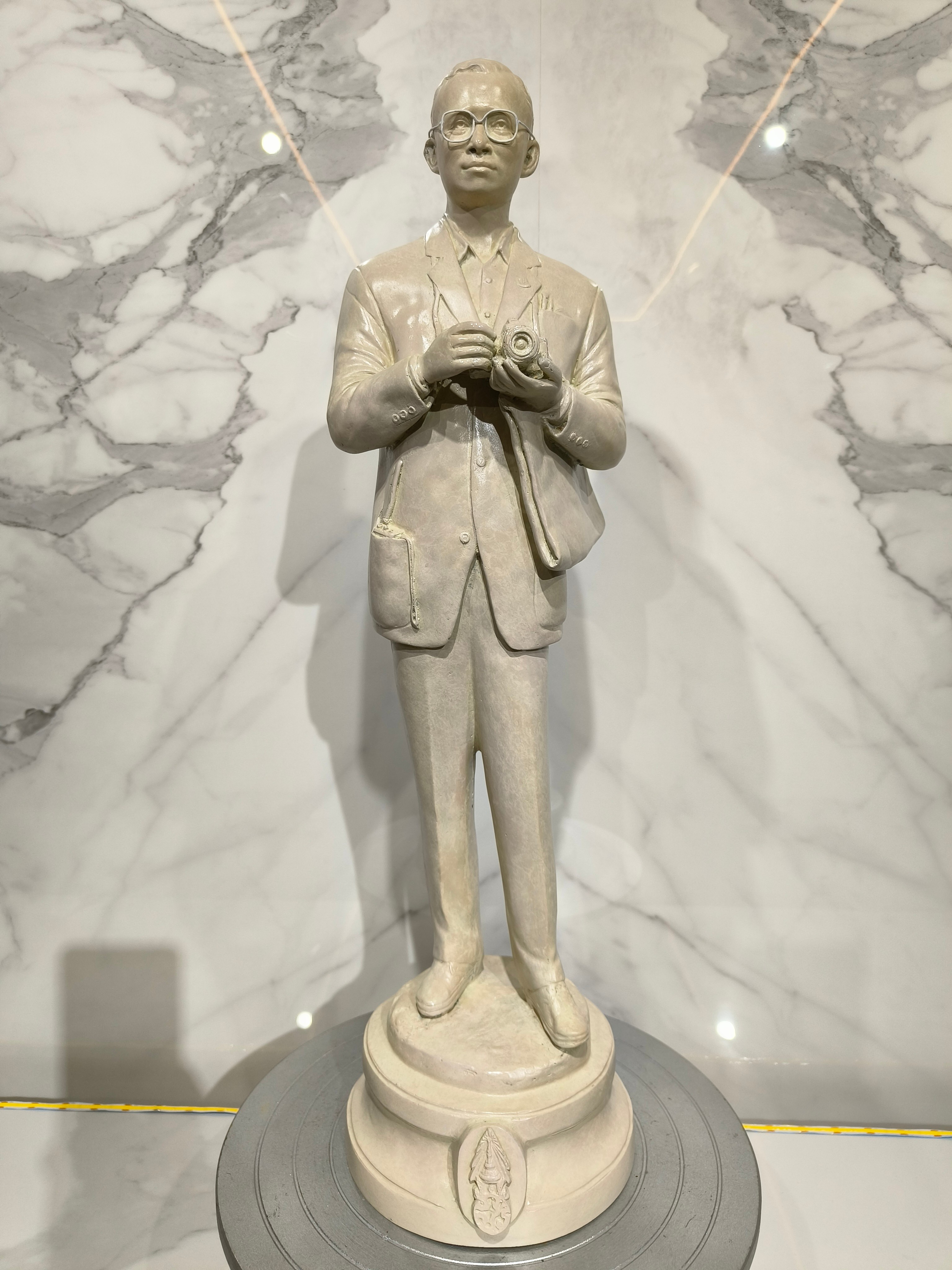 พระบรมรูปหล่อในหลวง รัชกาลที่ 9 รุ่น พ่อหลวงทรงงาน (ถือกล้องถ่ายรูป) หน้าตัก 9 นิ้ว