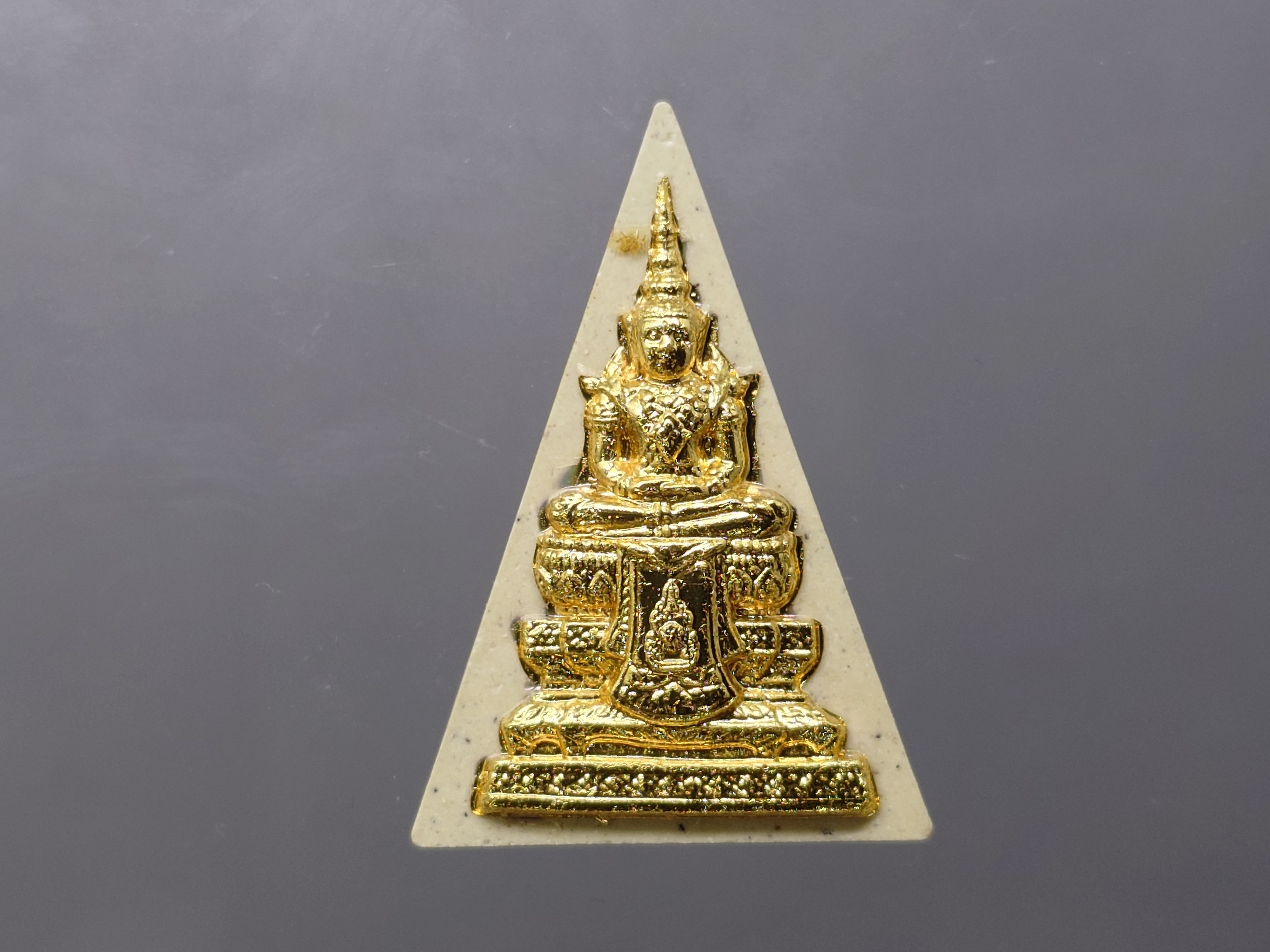 พระแก้วมรกต กรมสรรพสามิต เนื้อผง หน้ากากโลหะปัดทอง หลังตราสัญลักษณ์ครองราช 60 พรรษา เนื้อเงิน กรมสรรพสามิต สร้าง ในพระบรมราชานุญาต ปี2550 ตลับเดิม กล่องเดิม