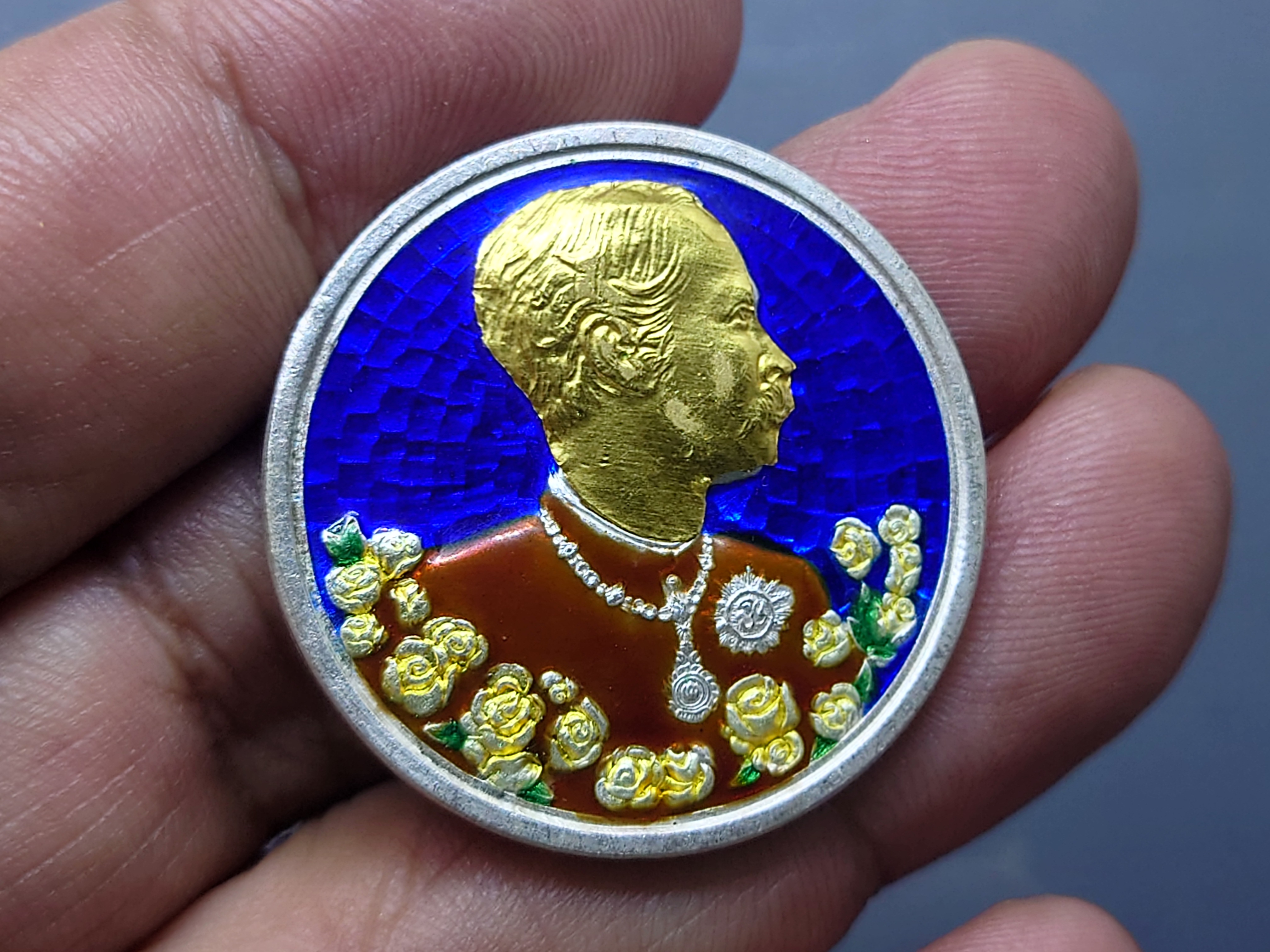 เหรียญรัชกาลที่ ๕ เนื้อเงินลงยา หน้าทองคำแท้ ที่ระลึกสร้างโรงเรียนวัดแหลมแค วัดแหลมแค พานทอง ปี2536 พร้อมกล่องเดิม