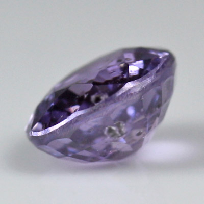 ไพลินเปลี่ยนสี (Color-change Sapphire) 0.94 กะรัต เปลี่ยนสีจากน้ำเงินเป็นม่วง ไม่เผา