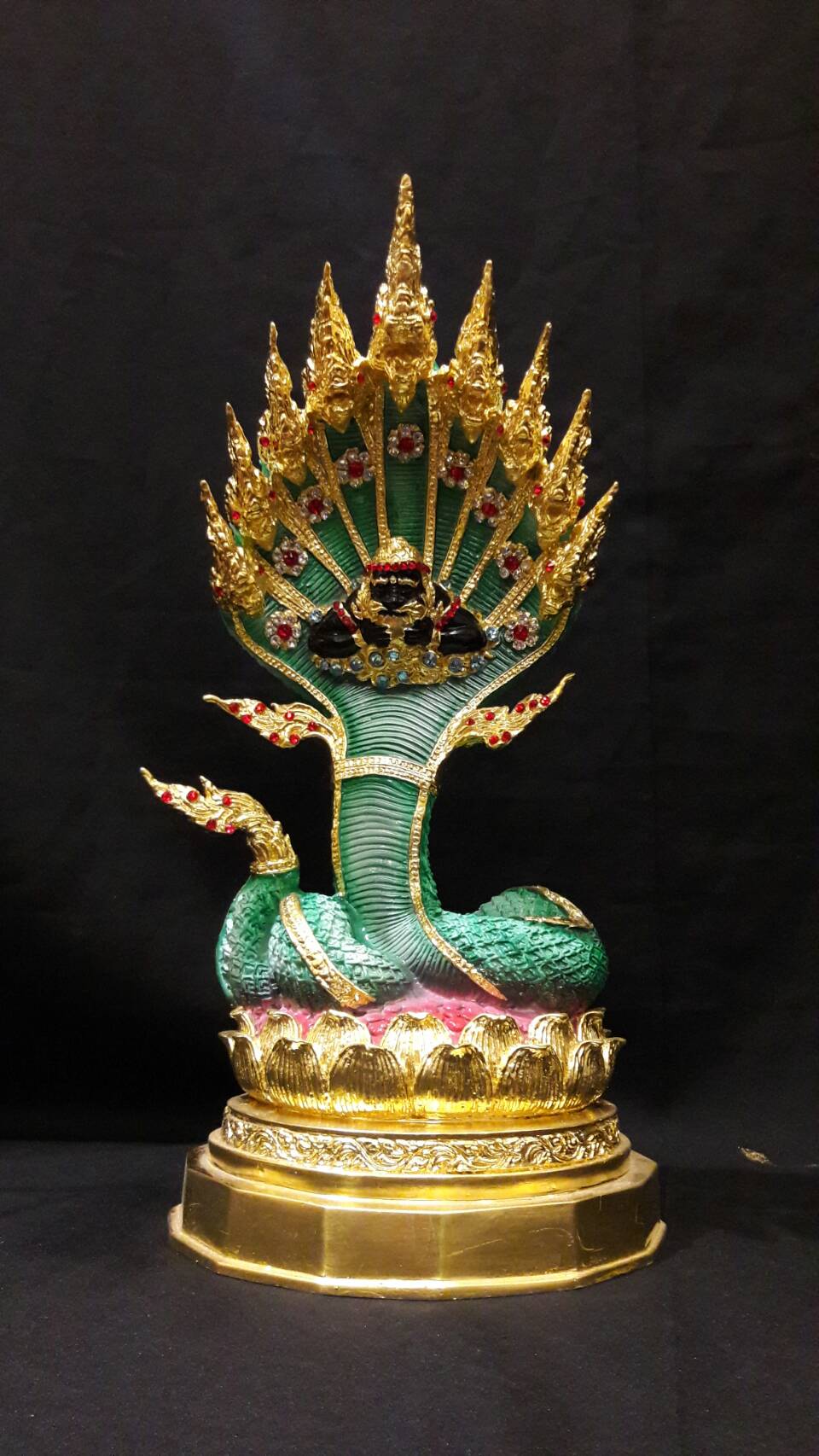 รูปหล่อพญานาค 9 เศียร ปิดทองคำเปลว ปั้นโดย ศิลปินดัง ปลุกเสก พิธีใหญ่
