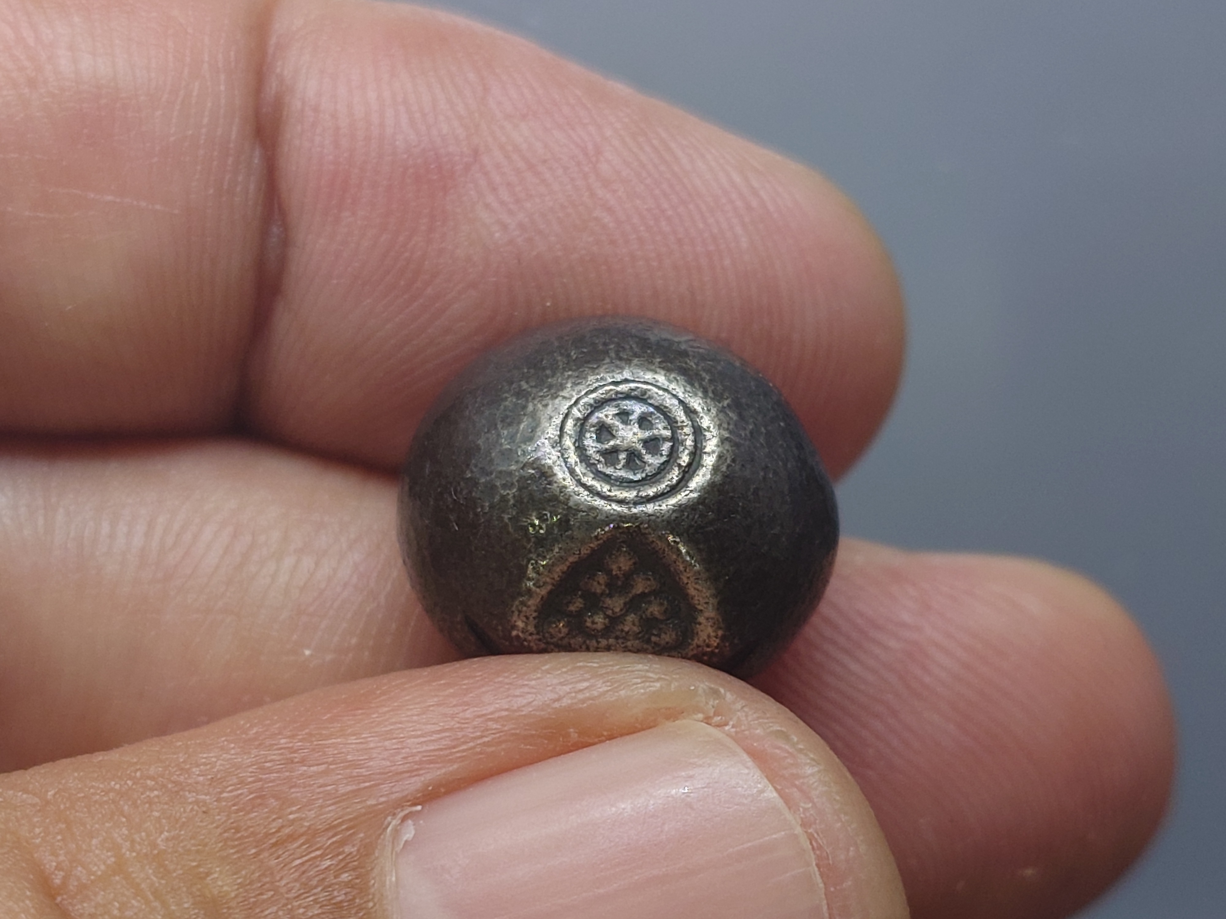 พดด้วง ขนาด 1 บาท ตราพระซ่อมดอกไม้-จักร สมัยอยุธยา พุทธศตวรรษที่ 19 - 24 ตรานิยม หายาก สภาพสวย