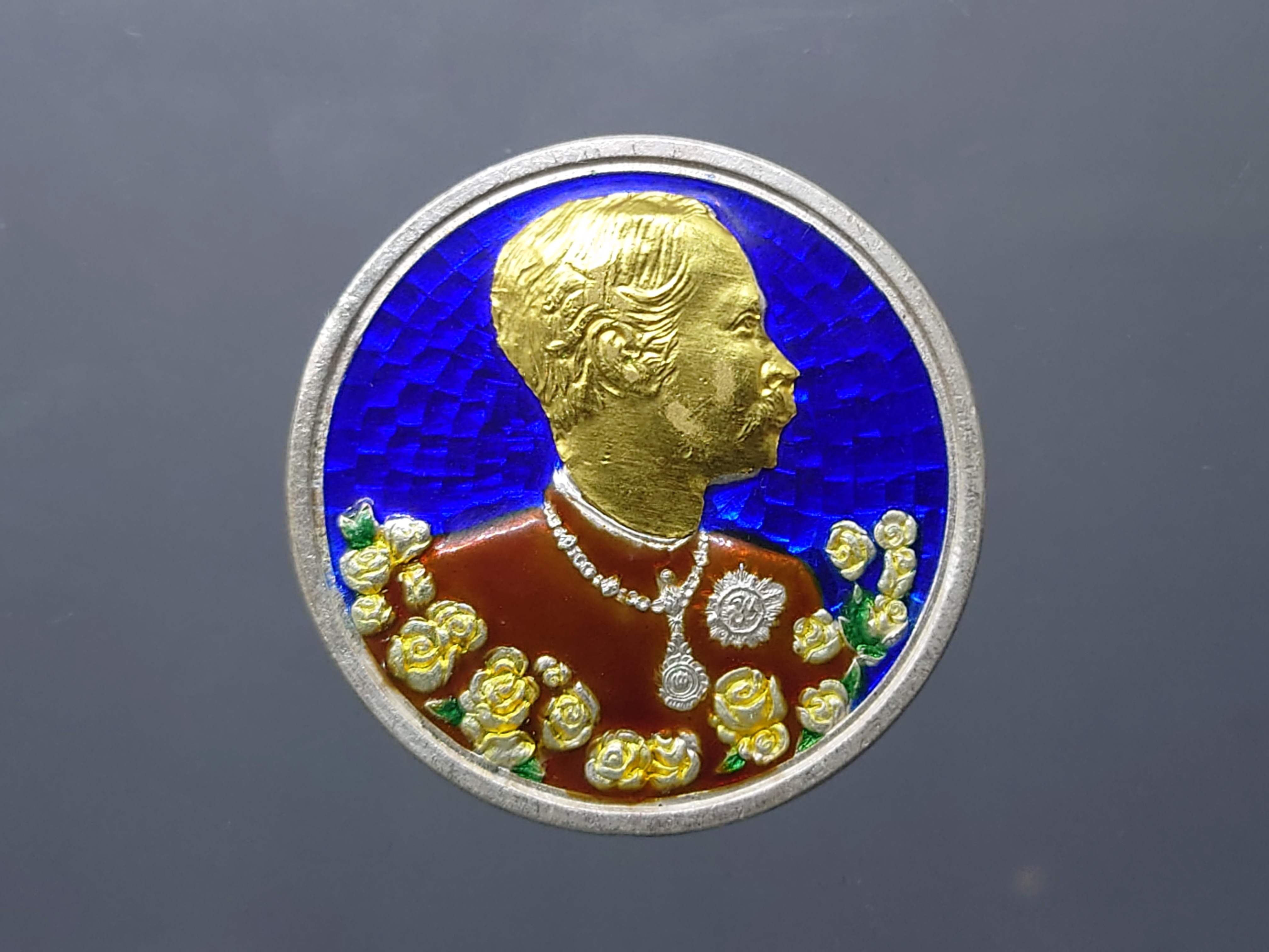 เหรียญรัชกาลที่ ๕ เนื้อเงินลงยา หน้าทองคำแท้ ที่ระลึกสร้างโรงเรียนวัดแหลมแค วัดแหลมแค พานทอง ปี2536 พร้อมกล่องเดิม