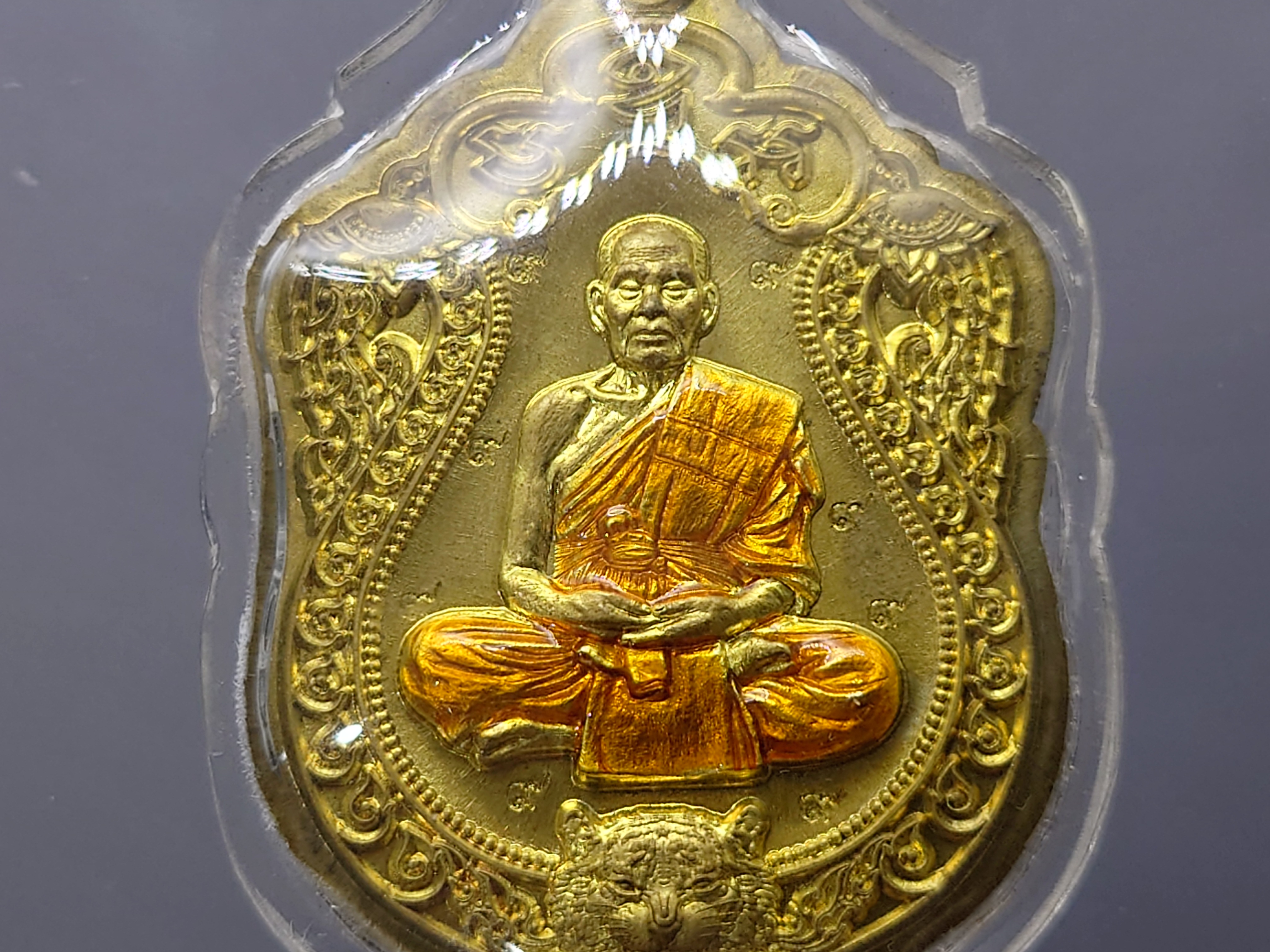 เหรียญเสมาเสือคาบดาบ รุ่น1 ทองทิพย์ ตอก 9 รอบ ไม่ตัดปีก ลงยาจีวร หลวงพ่อพัฒน์ วัดห้วยด้วน โคท 254