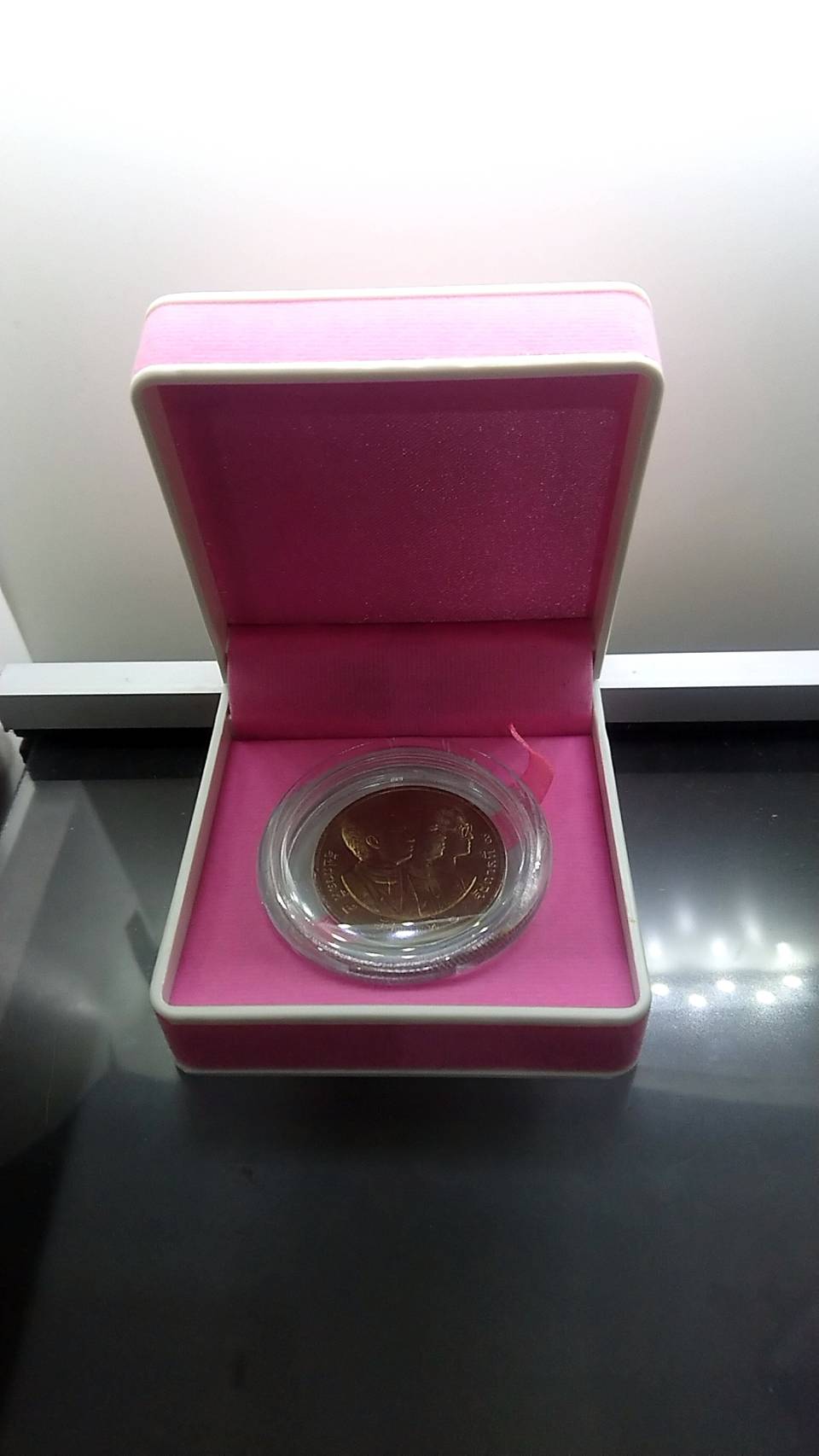 เหรียญ 20 บาท พร้อมกล่องจุฬาๆ เดิมๆ ที่ระลึก 84 ปี จุฬาลงกรณ์ ปี 2544 ไม่ผ่านใช้