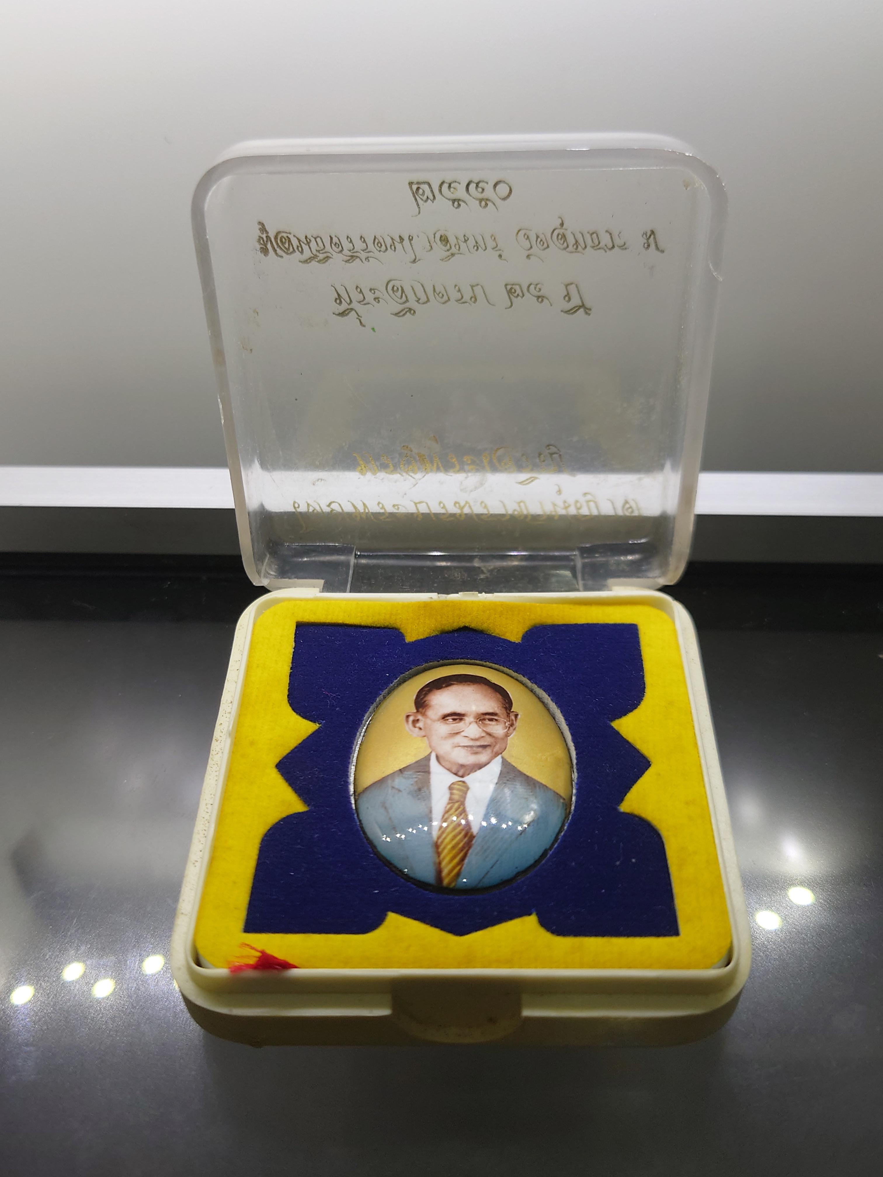 ล็อคเก็ต รัชกาลที่ 9 ฉากทอง หลังสแตนเลส (พิมพ์รีใหญ่) มงคลระลึกครบ 25 ปี มูลนิธิศรีรัตนโกสินทร์ วัดสุทธาราม พ.ศ.2550 ตลับเดิม