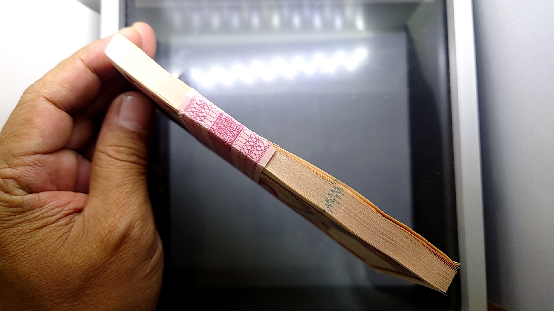 ธนบัตร 100 บาท ยกแหนบ 100 ใบ เรียงเลข แบบ 12 เลข 7 หลัก (ช้างแดง) พ.ศ.2521 ไม่ผ่านใช้