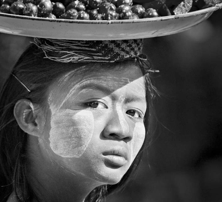 Riverbooks หนังสือประวัติศาสตร์ : Catching the light A Journey across Myanmar