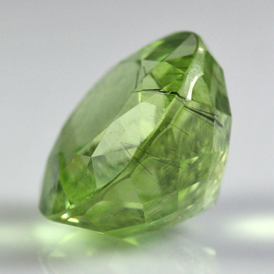 เพอริโด (Peridot) 7.39 กะรัต มีไหมสีดำ เม็ดใหญ่ หายาก จากปากีสถาน