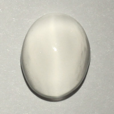 มูนสโตนตาแมว หรือ มุกดาหารตาแมว (Cat's eye Moonstone) 3.27 กะรัต สีขาวกึ่งใส เนื้อเนียน