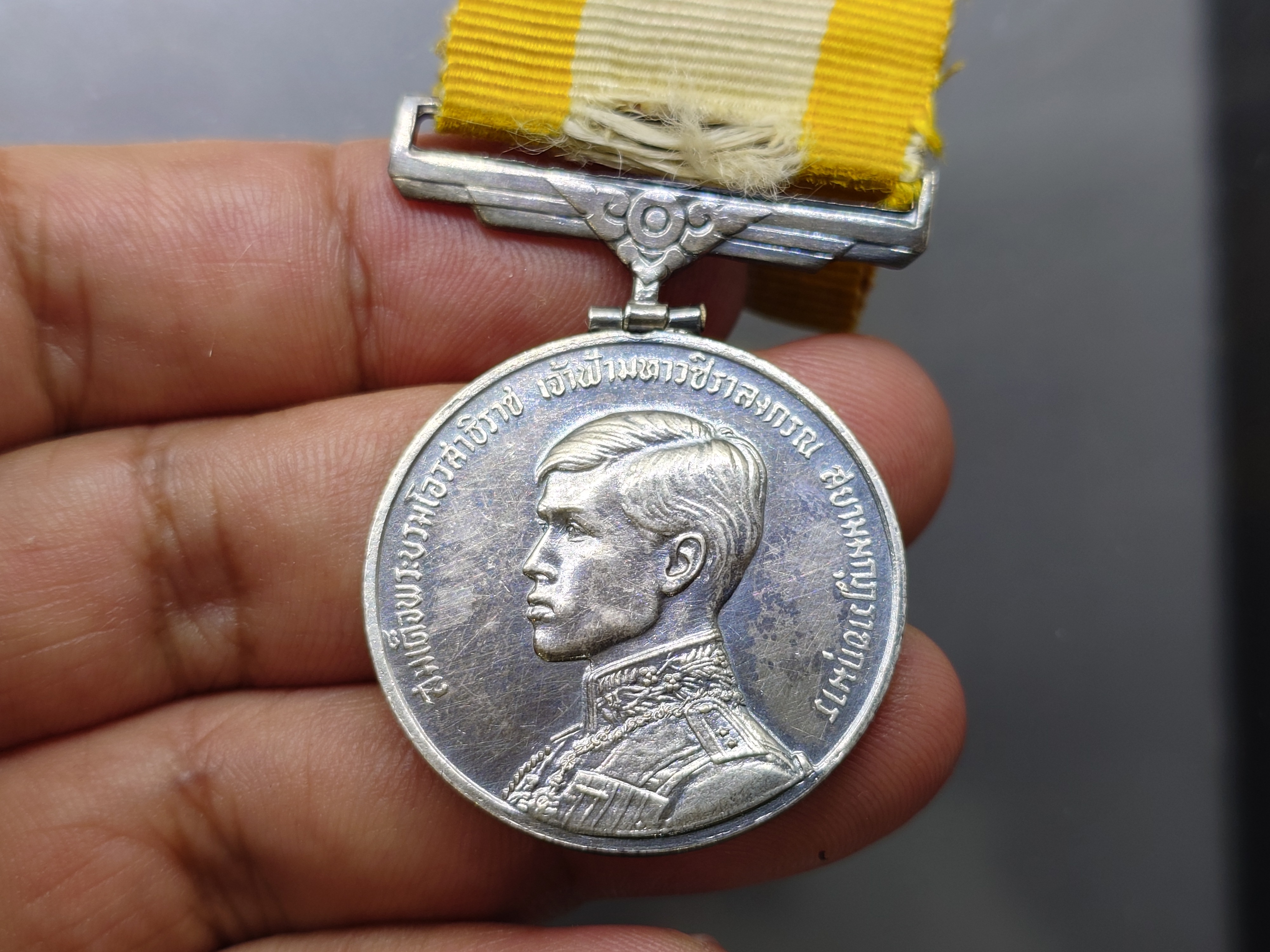 เหรียญแพรแถบ ที่ระลึกพระราชพิธีสถาปนาสมเด็จพระบรมโอรสาธิราช เนื้อเงิน ปี2515 แบบชาย แพรเดิมๆ