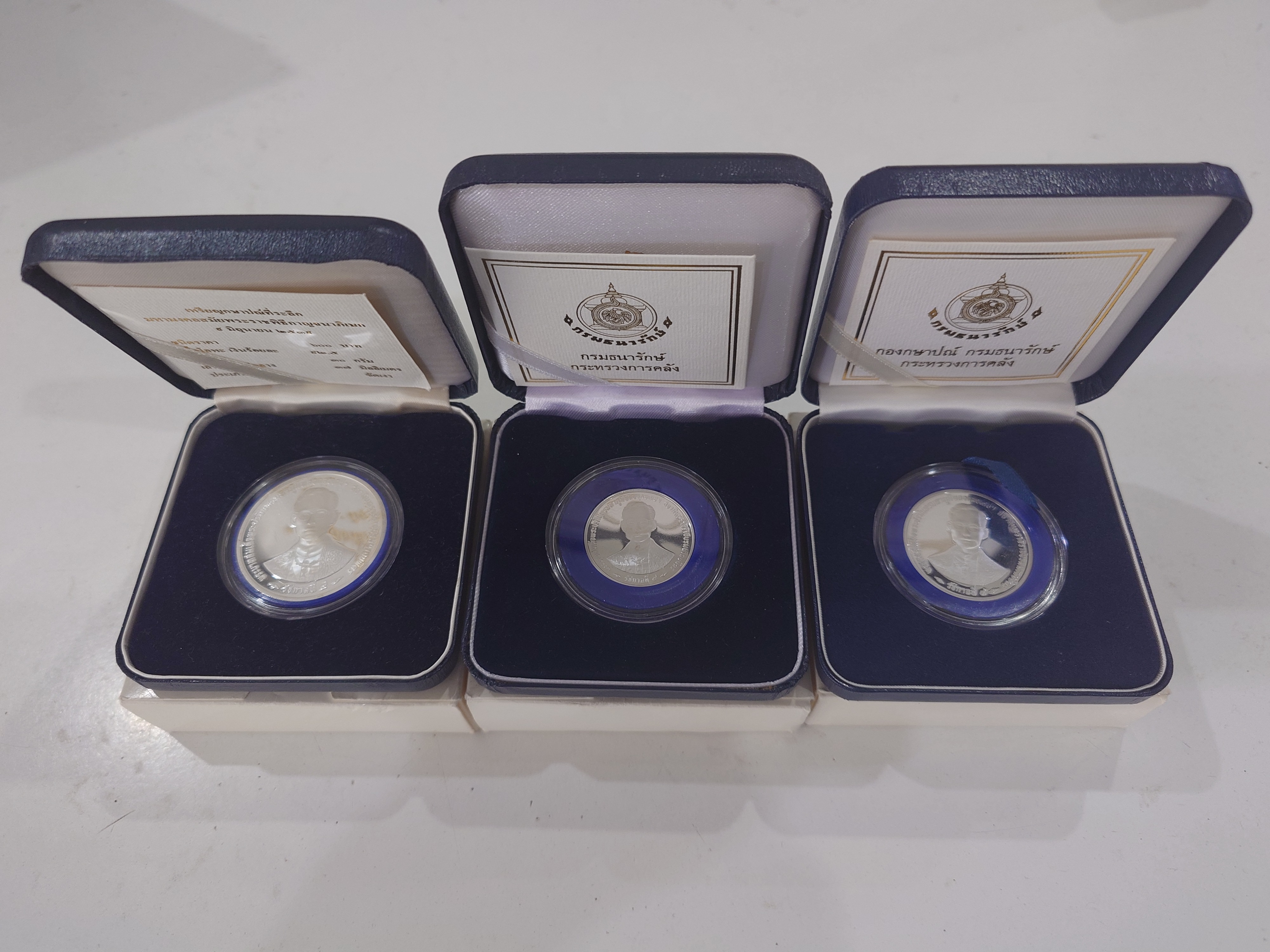 เหรียญเงินขัดเงา ที่ระลึกพระราชพิธีกาญจนาภิเษก รัชการที่9 (ครบชุด 3 ราคาหน้าเหรียญ 150-300-600 บาท) พ.ศ.2539 พร้อมกล่องหนัง