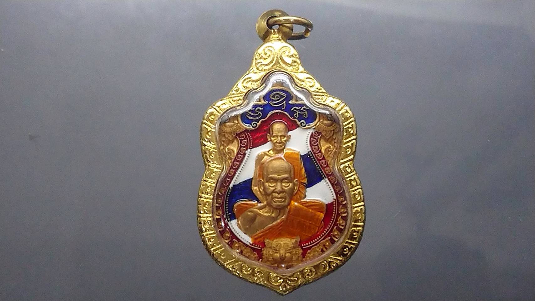 เหรียญเสมาเสือคาบดาบ 3 (ตอกพิเศษ)เนื้อสัตตะ ลงยาสีธงชาติ หลังบูชาครู หลวงพ่อพัฒน์ วัดห้วยด้วน โคท 37