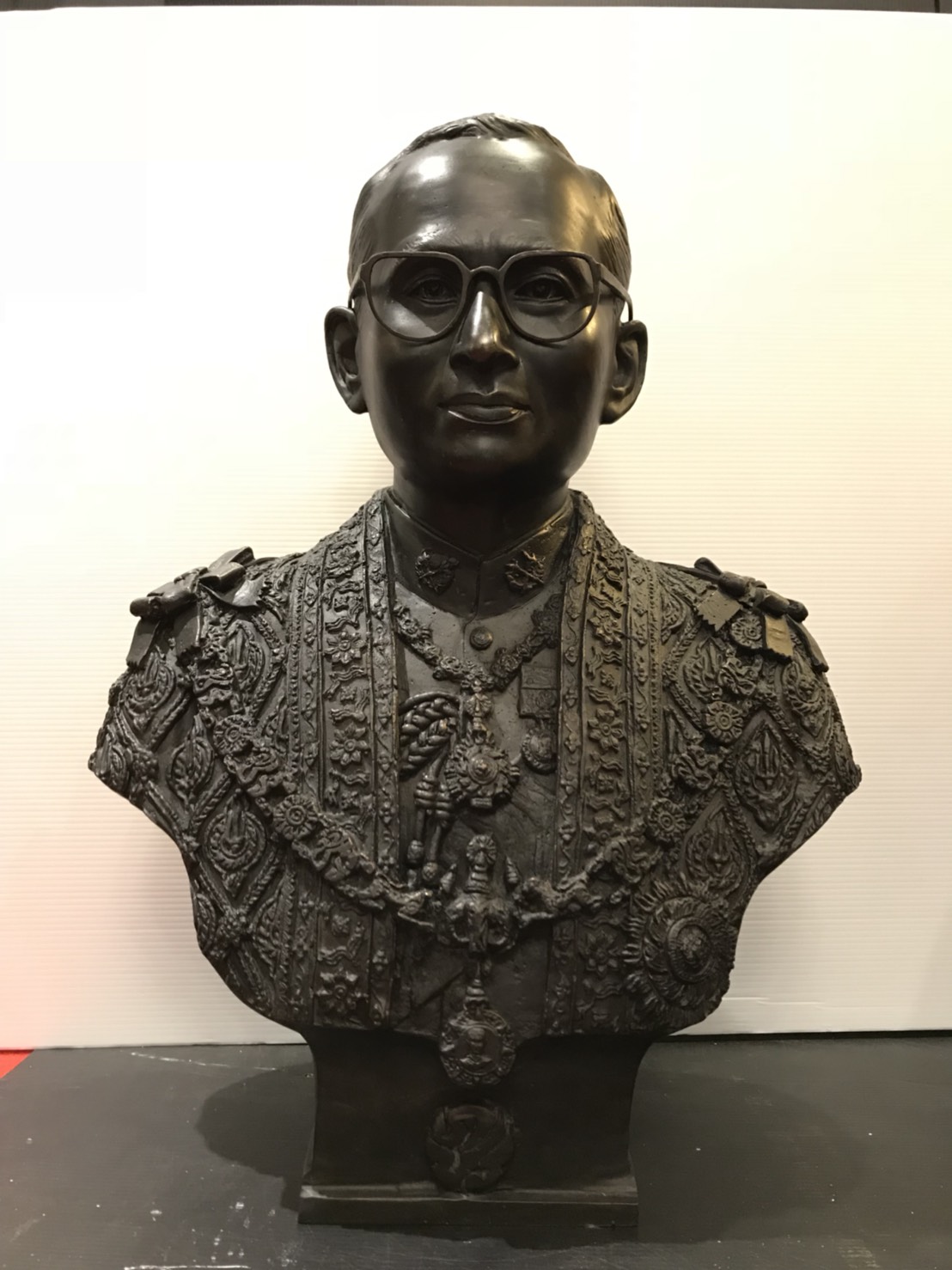 พระบรมรูปหล่อในหลวง รัชกาลที่ 9 รุ่น ขนาดกลาง ฉลองสิริราชสมบัติ 60 ปี limited (เต็มยศ)