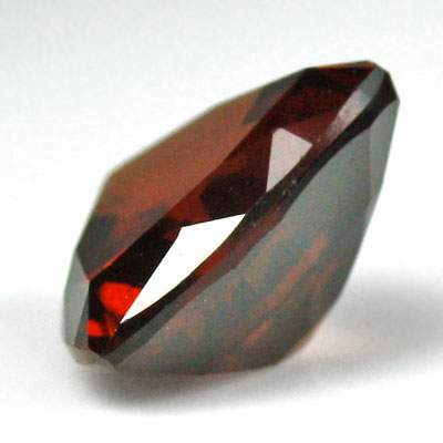 โกเมนสีม่วงเเดงหรือโรโดไลท์ (Rhodolite Garnet) 2.02 กะรัต สีเเดงเข้ม รูปร่างดี ไฟดี
