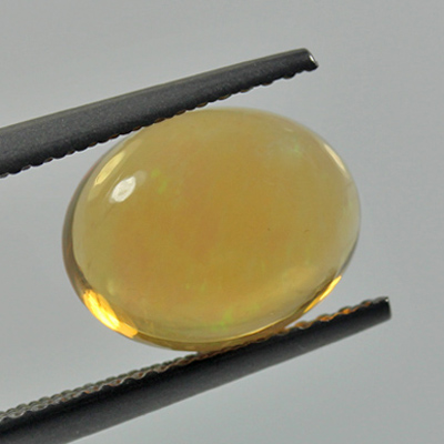 โอปอล (Opal) จากเม็กซิโก 2.97 กะรัต สีเหลืองอมส้ม มีเหลือบเล่นสี