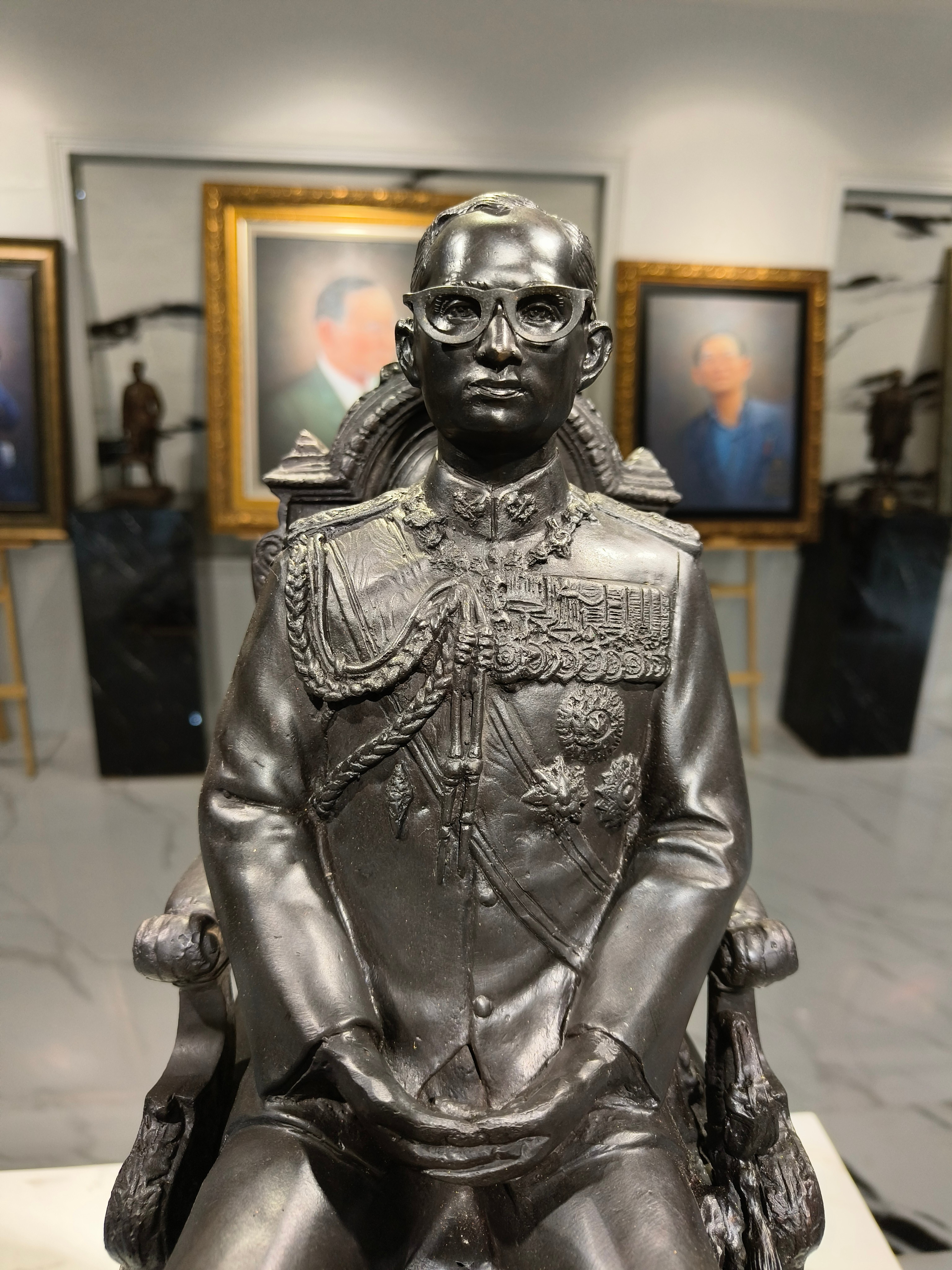 รูปหล่อ ในหลวง รัชกาลที่ 9 ร.9 นั่งบัลลังก์ หน้าตัก 9 นิ้ว สมโภชพระอารามหลวงครบ 229 ปี วัดอรุณราชวราราม (2539-2540)