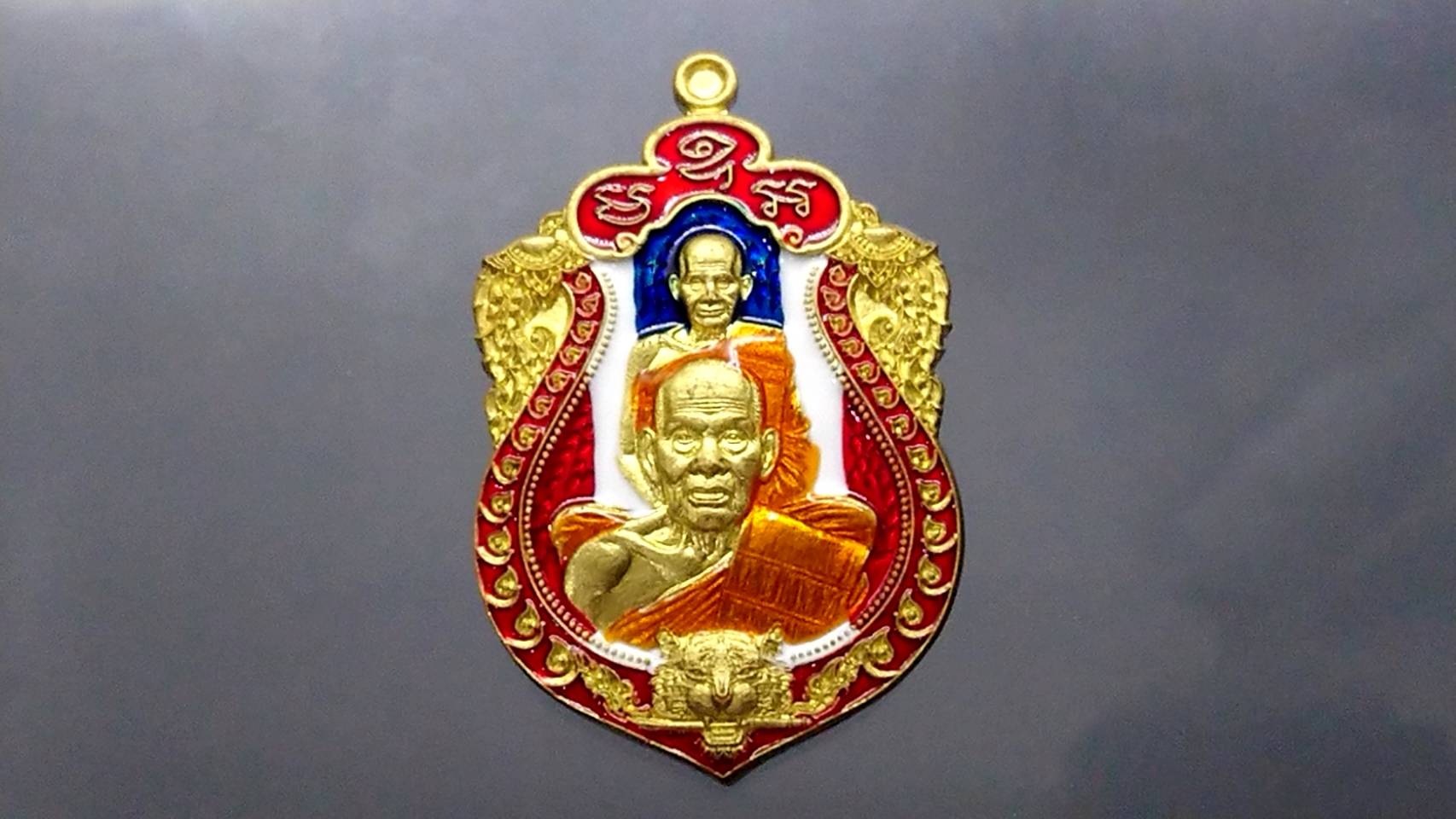 เหรียญเสมาเสือคาบดาบ 3 เนื้อทองระฆังลงยาธงชาติ 2 หน้า หลังบูชาครู หลวงพ่อพัฒน์ วัดห้วยด้วน โคท 166