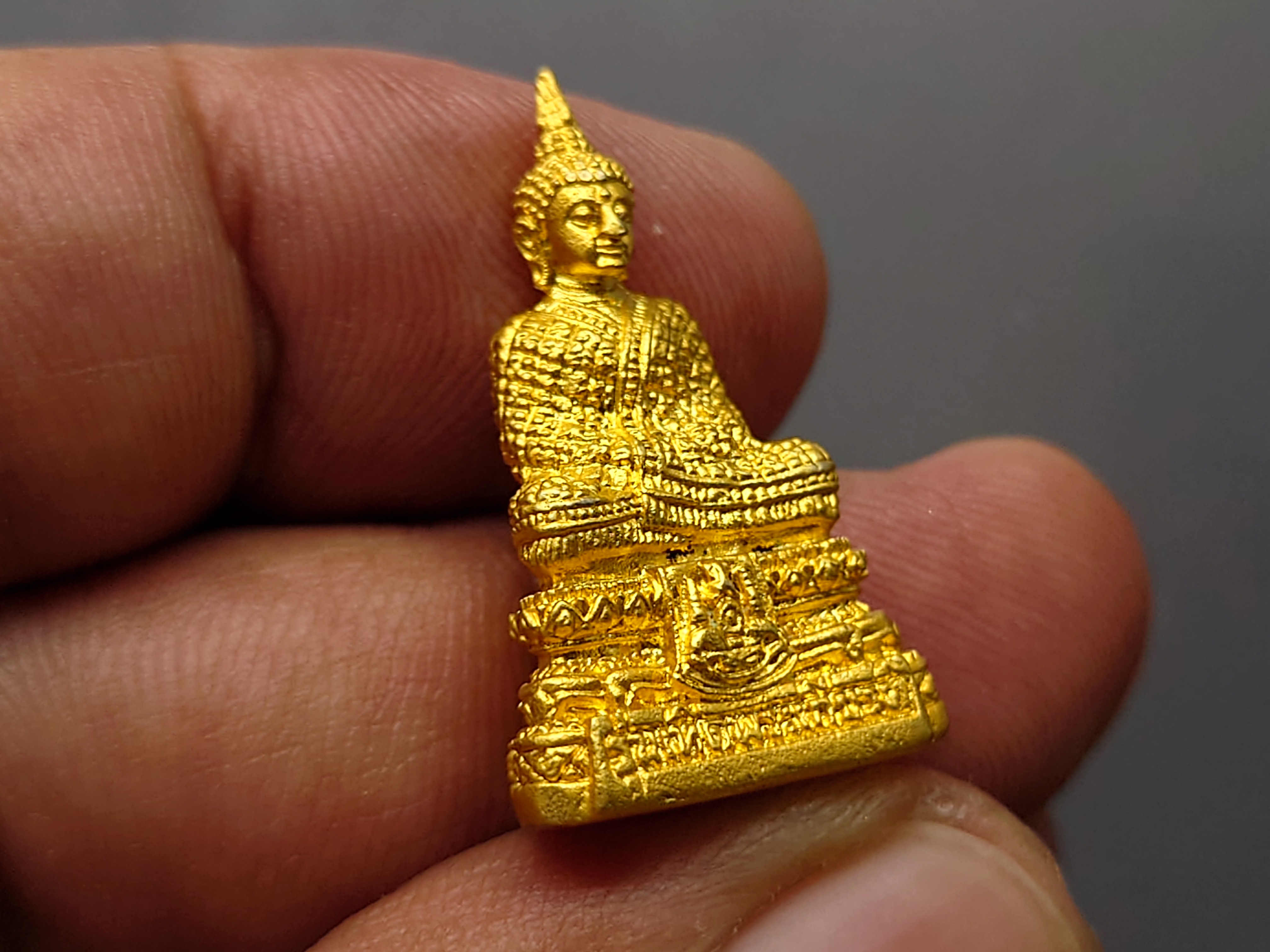 พระแก้วมรกต 3 ฤดู รุ่นเทอดพระเกียรติ เนื้อโลหะชุบทอง สองกษัตริย์ มหาพุทธาภิเษก ณ วัดพระศรีรัตนศาสดาราม ปี2540 พร้อมกล่องเดิม