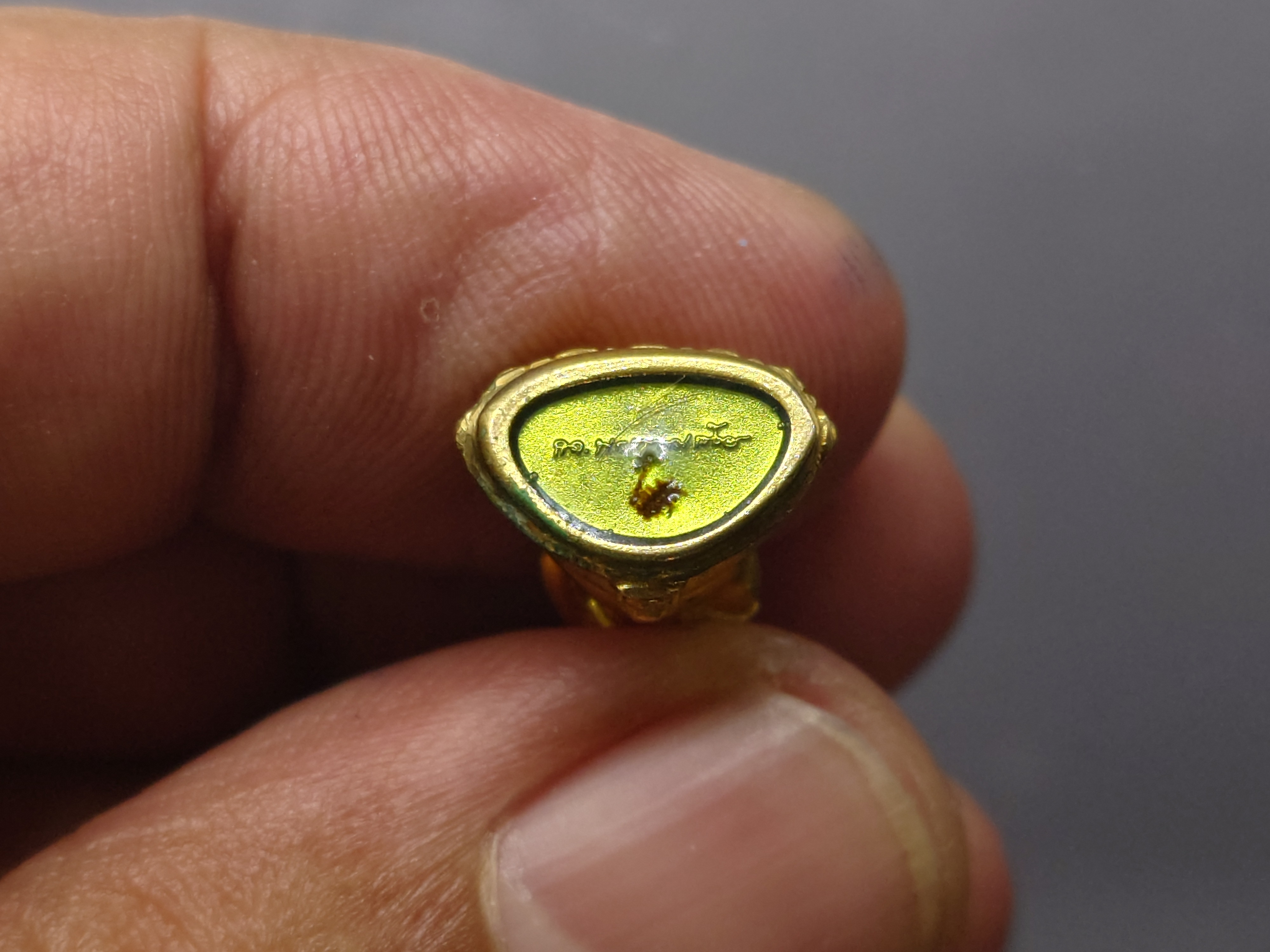 พระกริ่งญาณวเรศ (กริ่งปวเรศน้อย) ฐานบรรจุพระเกศาและจีวร เนื้อทองฝาบาตร พิมพ์เล็ก สมเด็จพระญาณสังวรฯ ทรงเจริญพรรษา 100 ปี วัดบวรนิเวศวิหาร ปี2556 พร้อมกล่องเดิม ใบรับรอง