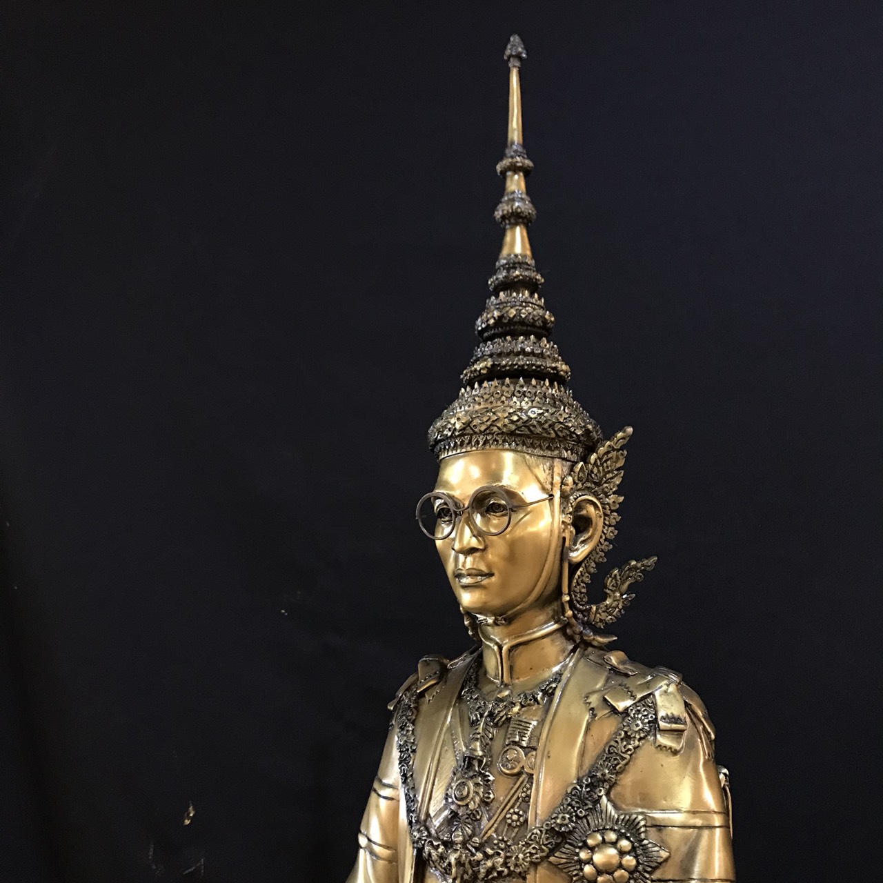 พระบรมรูปหล่อในหลวง รัชกาลที่ 9 รุ่น องค์นั่งบังลัง หน้าตัก 16 นิ้ว องค์ใหญ่ เนื้อทองแดง บรอนซ์ limited