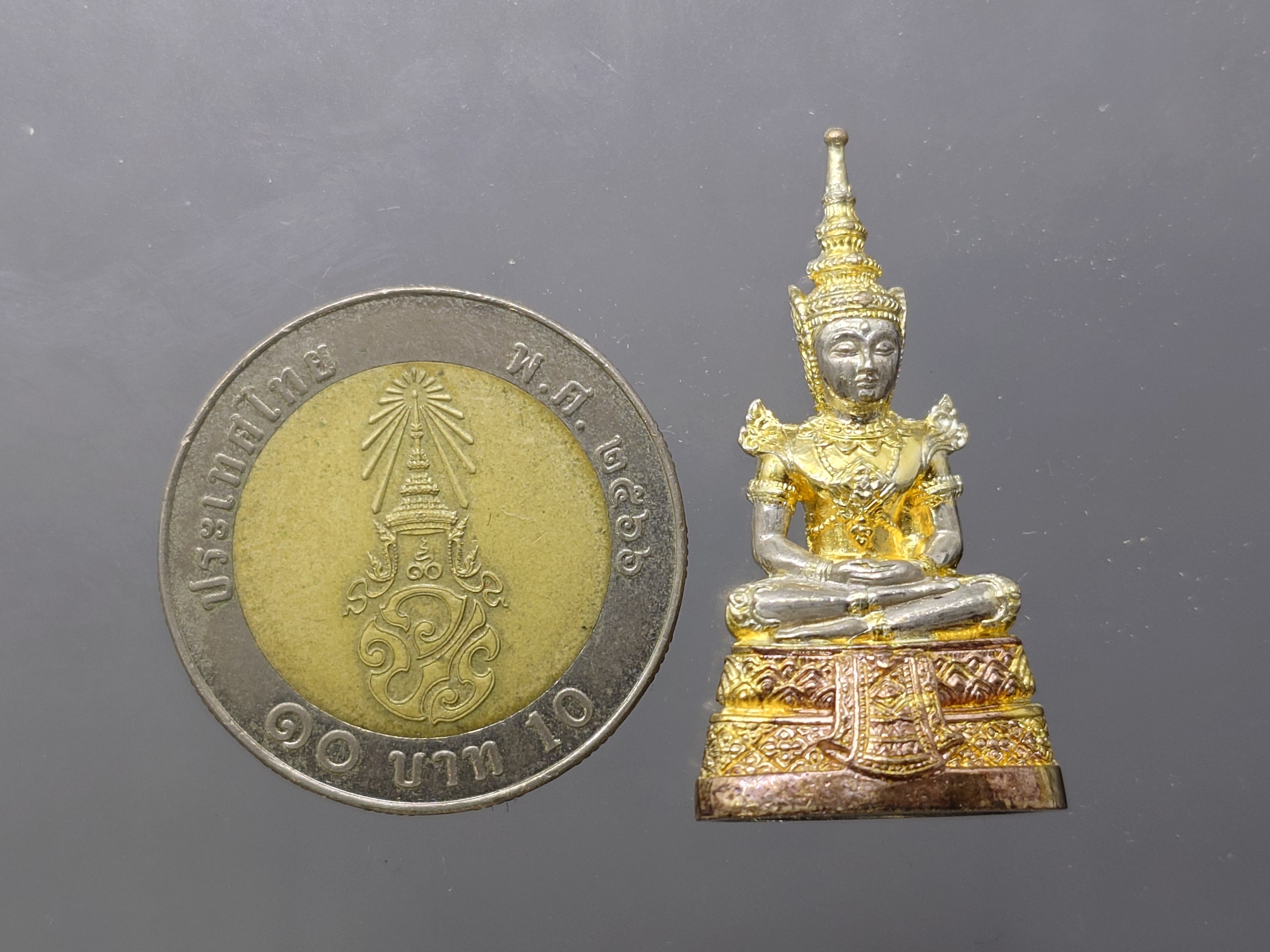 พระแก้วมรกต (พระพุทธมหามณีรัตนปฏิมากร) กรมสรรพสามิต ครบรอบ 64 ปี เนื้อเงินสามกษัตริย์ พ.ศ.2539 พร้อมกล่องเดิม