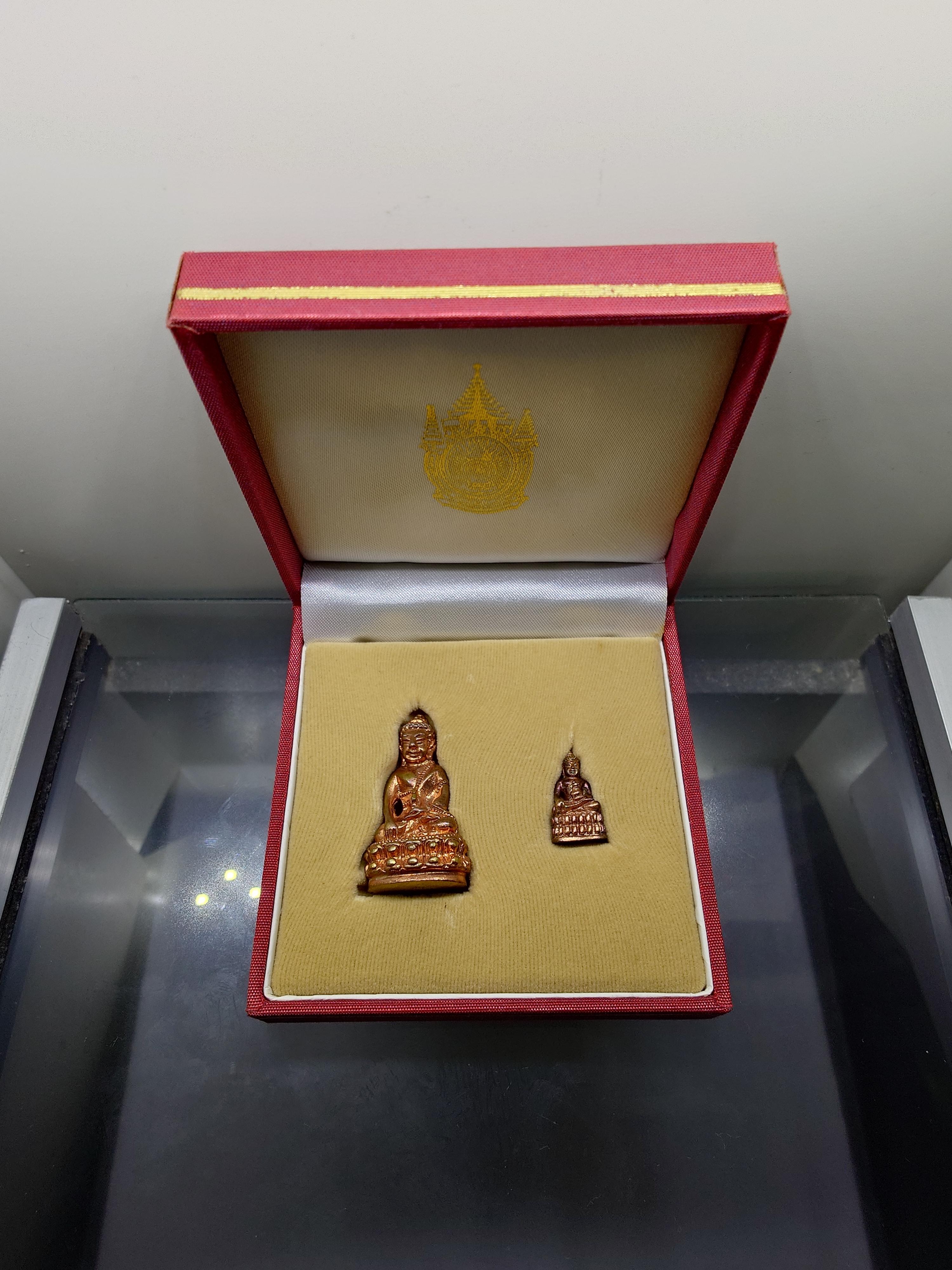 พระกริ่งพระชัยวัฒน์ มหาราช 80 พรรษา รัชกาลที่9 เนื้อนวะโลหะ สมเด็จพระเทพฯ ทรงเททอง ธนาคารออมสิน จัดสร้าง วัดบวรนืเวศวิหาร ปี2550 พร้อมกล่องเดิม