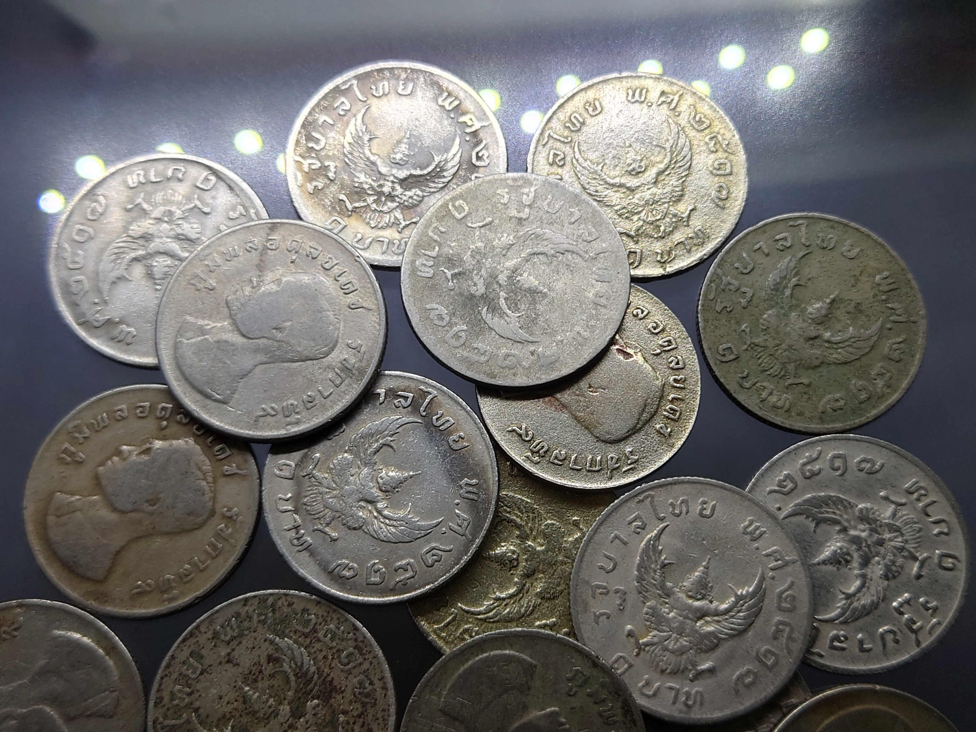 เหรียญ 1 บาท หลังครุฑ ปี 2517 ผ่านใช้ มีคราบ มีบิ่น (ราคาต่อ 1 เหรียญ)