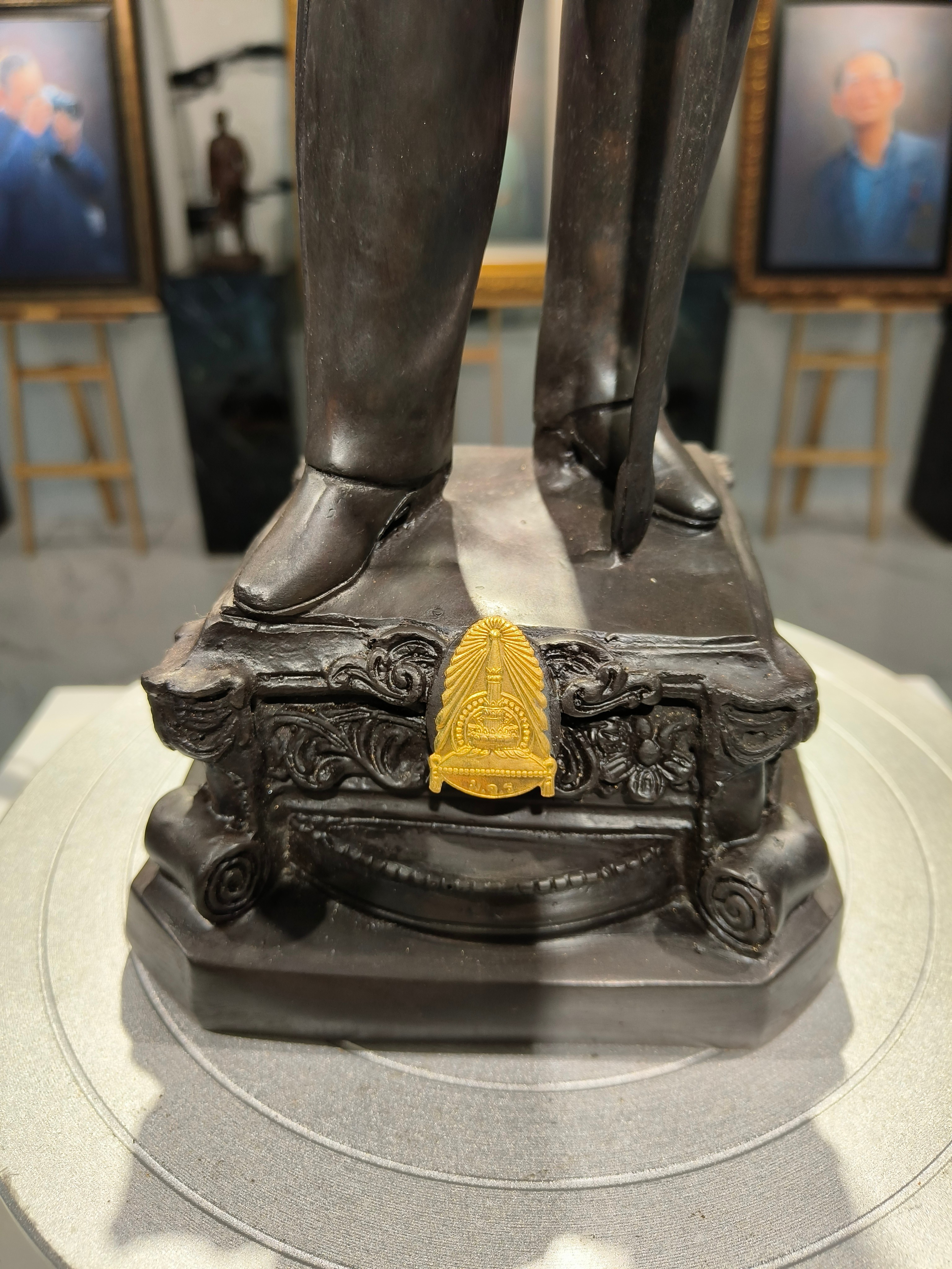 รูปหล่อ รัชกาลที่ 5 หน้าตัก 9 นิ้ว (จมร) จัดสร้างโดยมหาจุฬาลงกรณ์ราชวิทยาลัย(จมร) เนื่องในโอกาสพระบรมราชสมภพครบ 150 ปี พิธีใหญ่ ณ วัดพระแก้ว กรุงเทพมหานคร พ.ศ. 2546