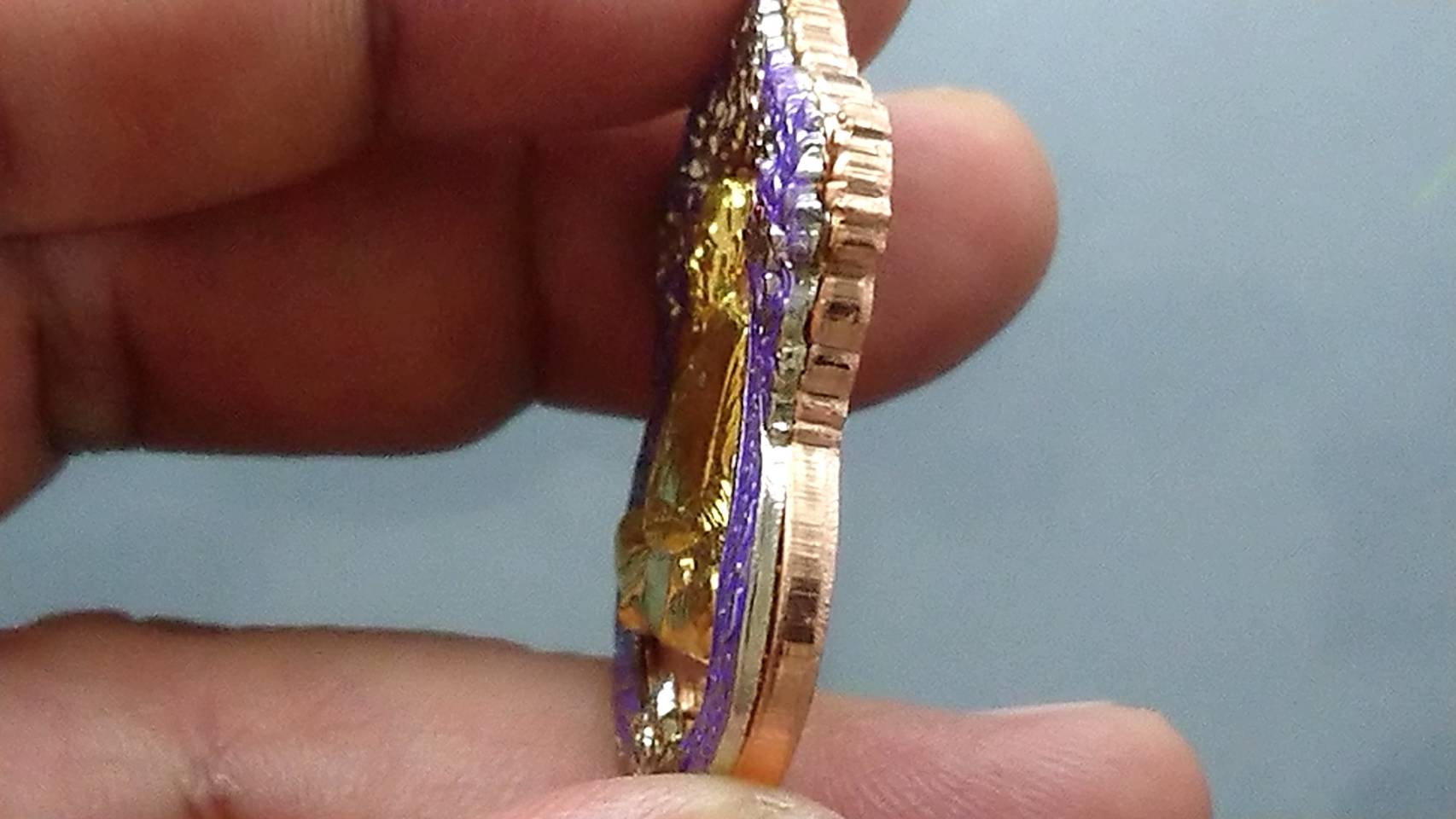 เหรียญหลวงพ่อพัฒน์ รุ่นเศรษฐีปากน้ำโพ(แอ๊ด คาราบาวสร้าง) เนื้อทองแดงหน้ากากทองทิพย์ขอบอัลปาก้ายาม่วง โคท 2667