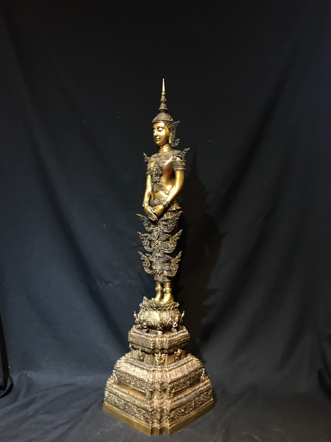 พระพุทธรูปปางถวายเนตร ทรงเครื่องจักรพรรดิ์ วัดอรุณราชวรารามราชวรมหาวิหาร ปี พ.ศ.2539