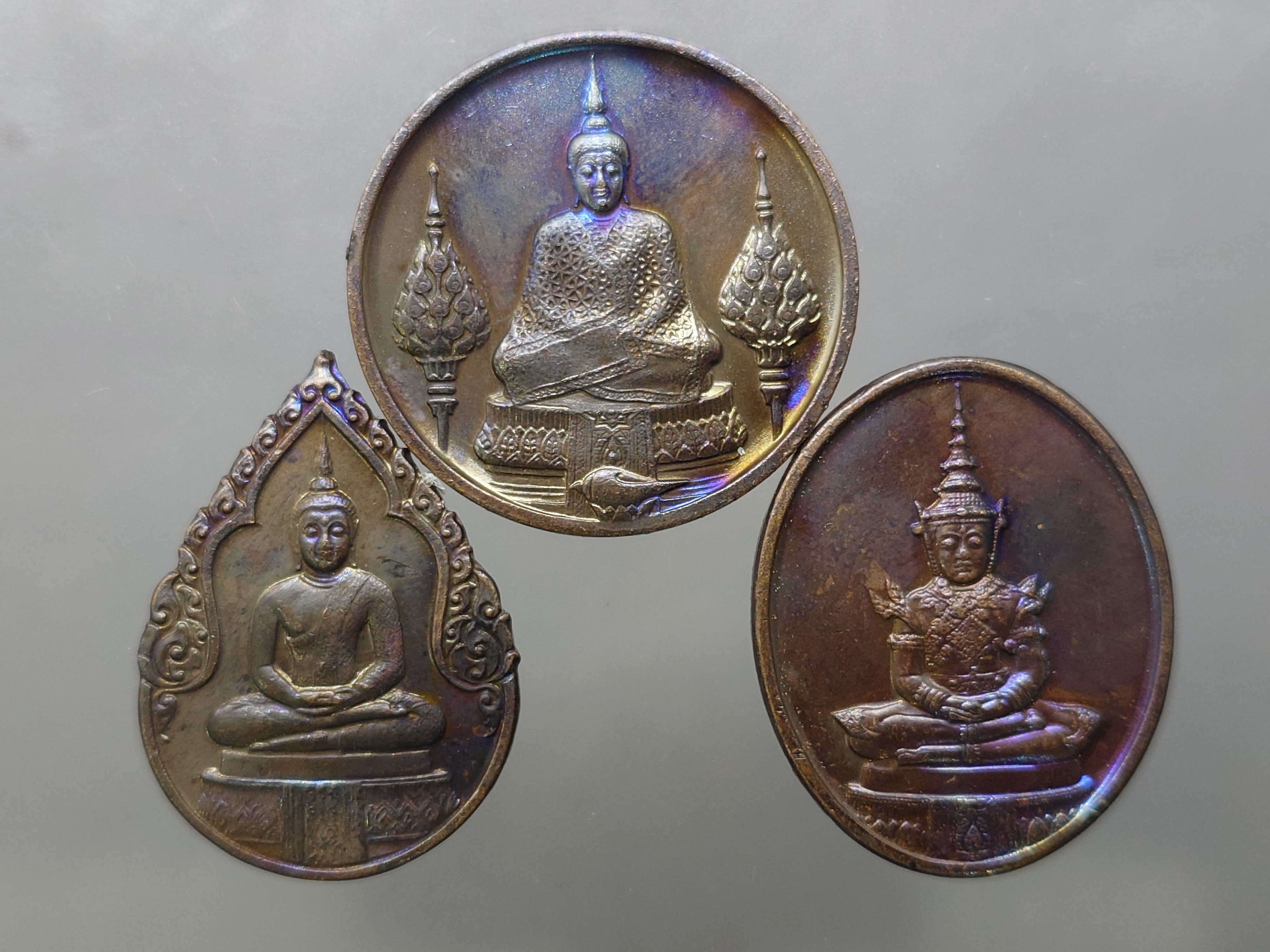 พระแก้วมรกต ภปร รุ่น 2(ชุด 3 ฤดู)ฉลองวัดพระศรืๆ (ด้านหลัง มี ราชศรัทธา) ทองแดงรมดำ ปี2525 พร้อมตลับเดิม