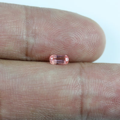 **ขายแล้ว**โรโดโครไซต์ (Rhodochrosite) 0.27 กะรัต เจียระไนเหลี่ยม หายาก สีชมพูอมส้ม