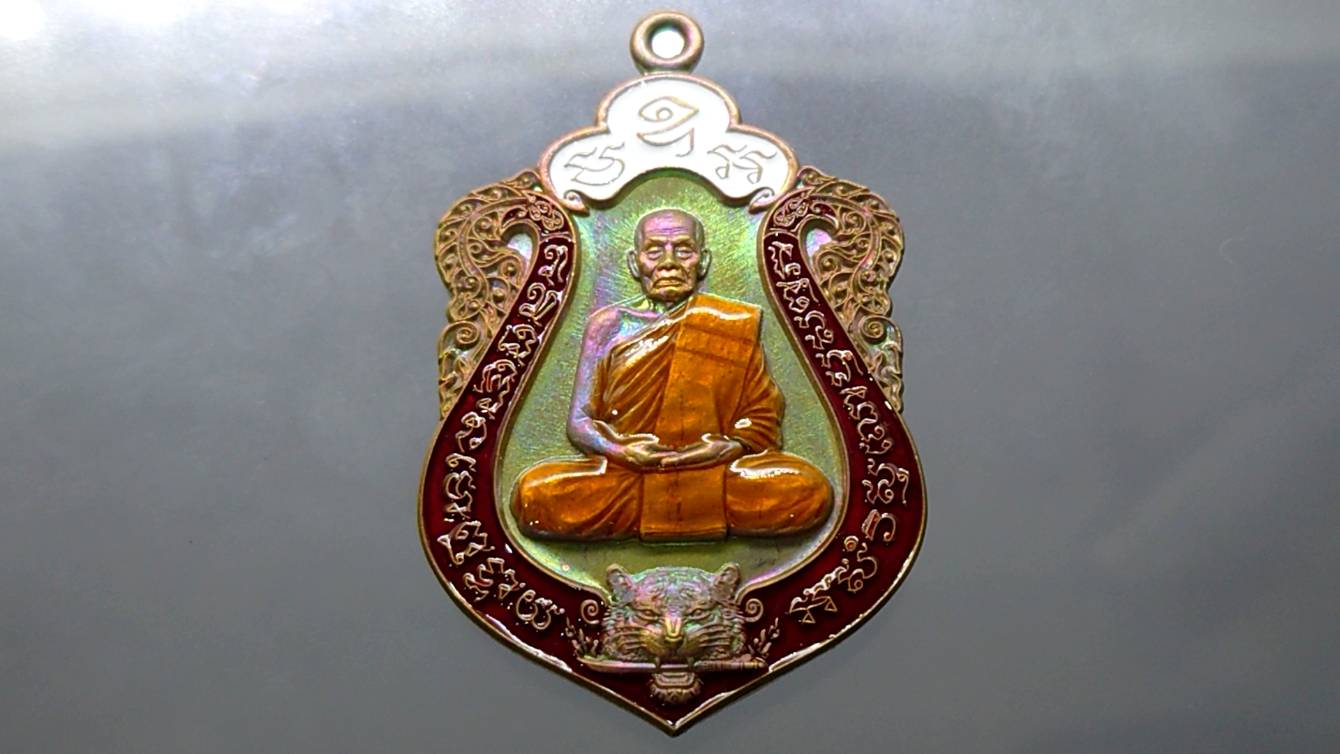เสือคาบดาบรุ่น 4 เนื้อชนวน ลงยา 3 สี ลงยาขอบแดง บนขาว ลงยาจีวร (พิมพ์เสือ1) หลวงพ่อพัฒน์ วัดห้วยด้วน โคท 573