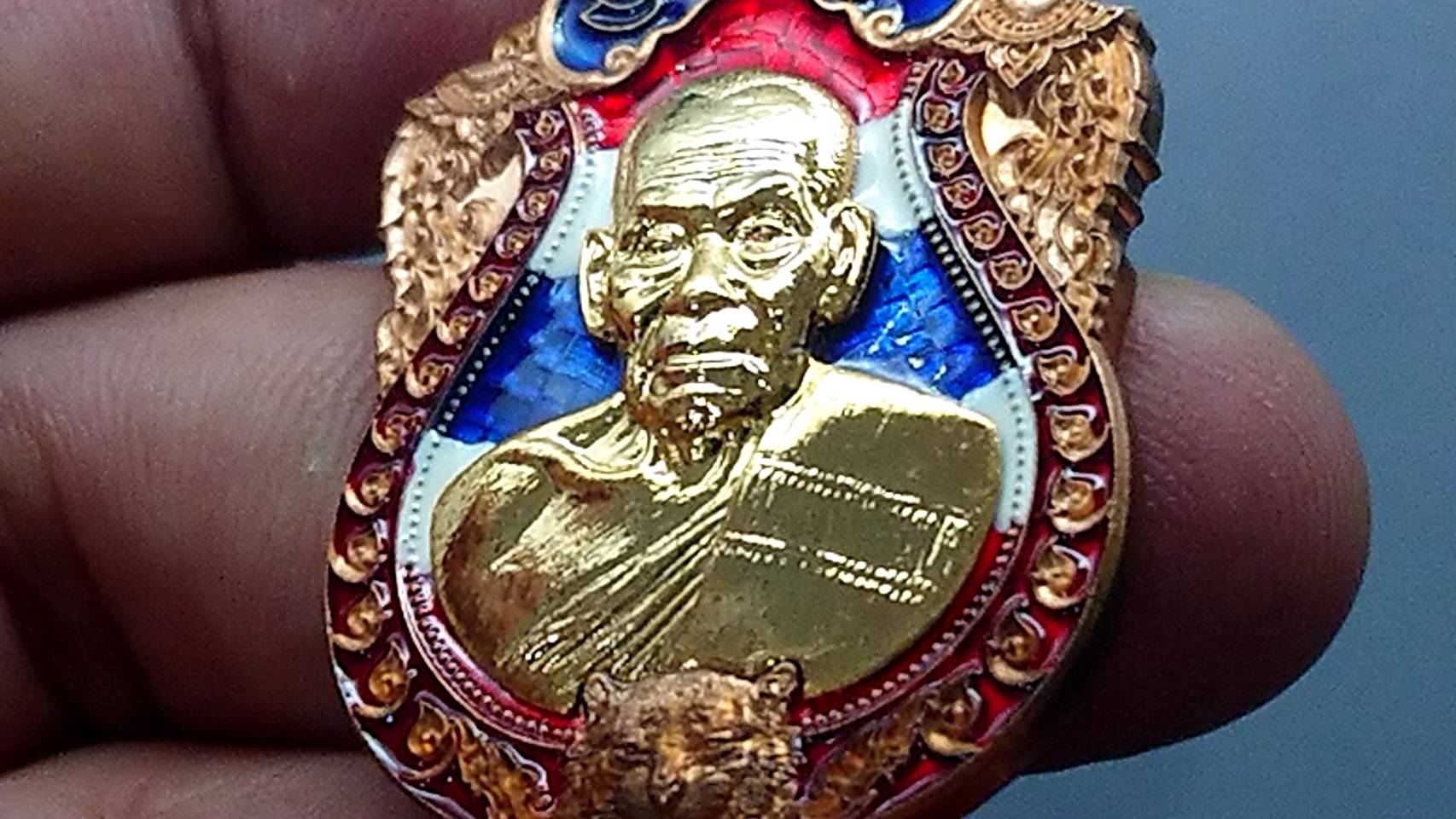 เหรียญเสมาเสือคาบดาบ รุ่น2 เนื้อนวะ หน้ากากชุบทองลงยาธงชาติ(ตอกกรรมการ) ขอบแดงซุ้มน้ำเงิน หลวงพ่อพัฒน์ วัดห้วยด้วน โคท 132