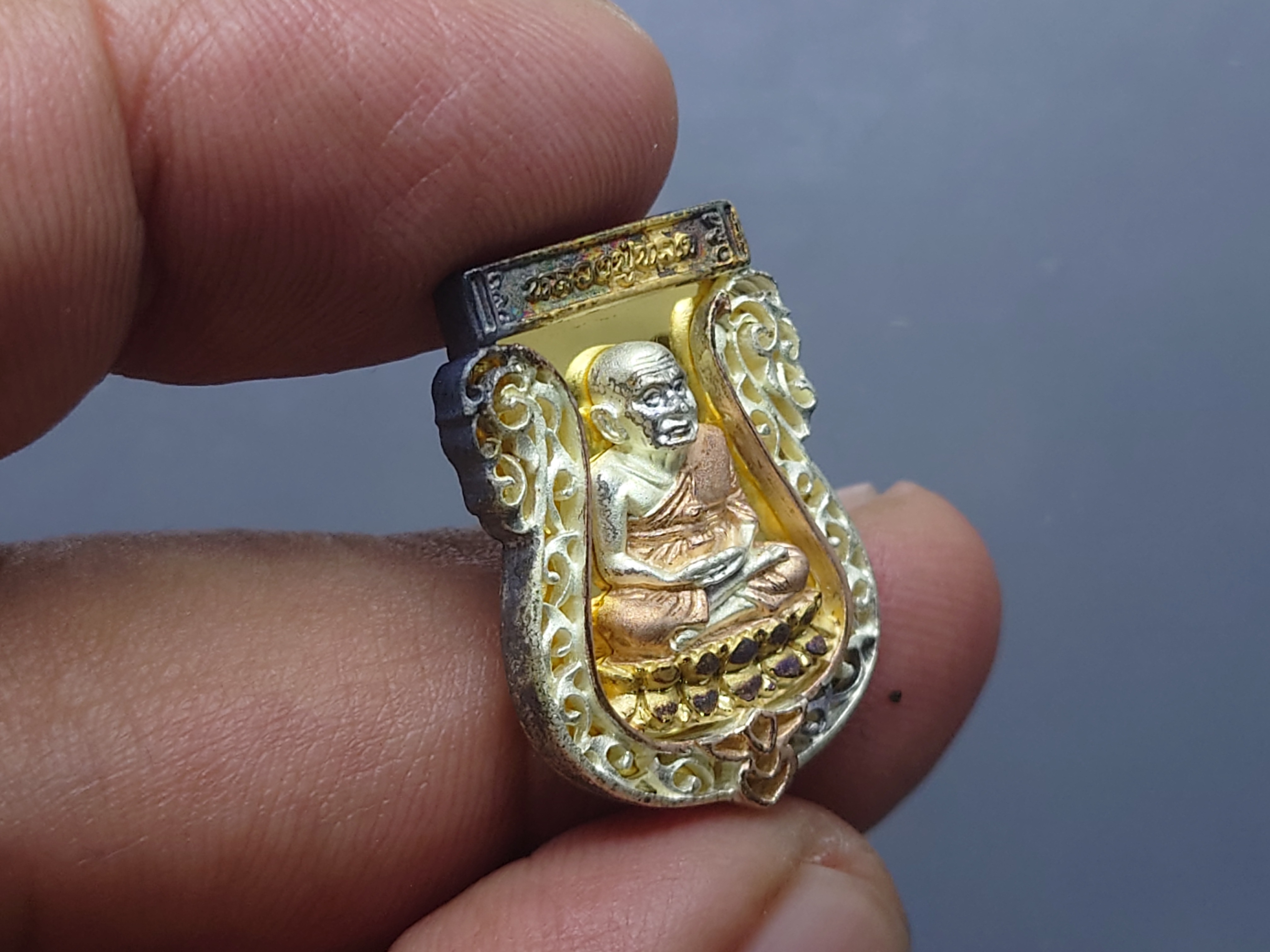 เหรียญหลวงปู่ทวด เนื้อเงิน สามกษัตริย์ รุ่นมงคลบารมี พิมพ์เสมา ขนาดสูง 2.3 ซ.ม.วัดประสาทบุญญาวาส พ.ศ.2545 พร้อมกล่องเดิม