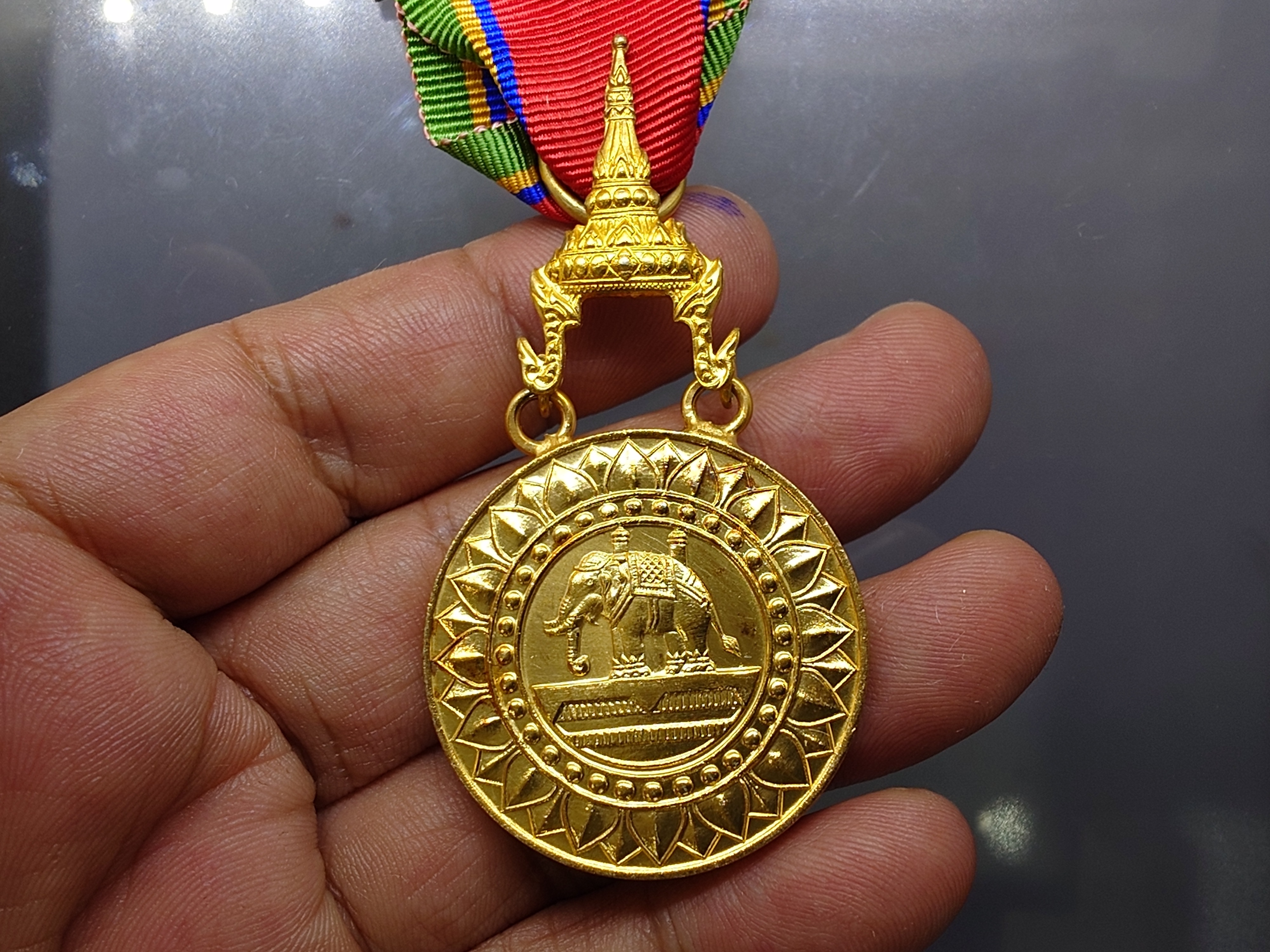 เครื่องราชอิสริยาภรณ์อันเป็นที่เชิดชูยิ่งช้างเผือก ชั้นที่6 เหรียญทองช้างเผือก ร.ท.ช.พร้อมกล่อง