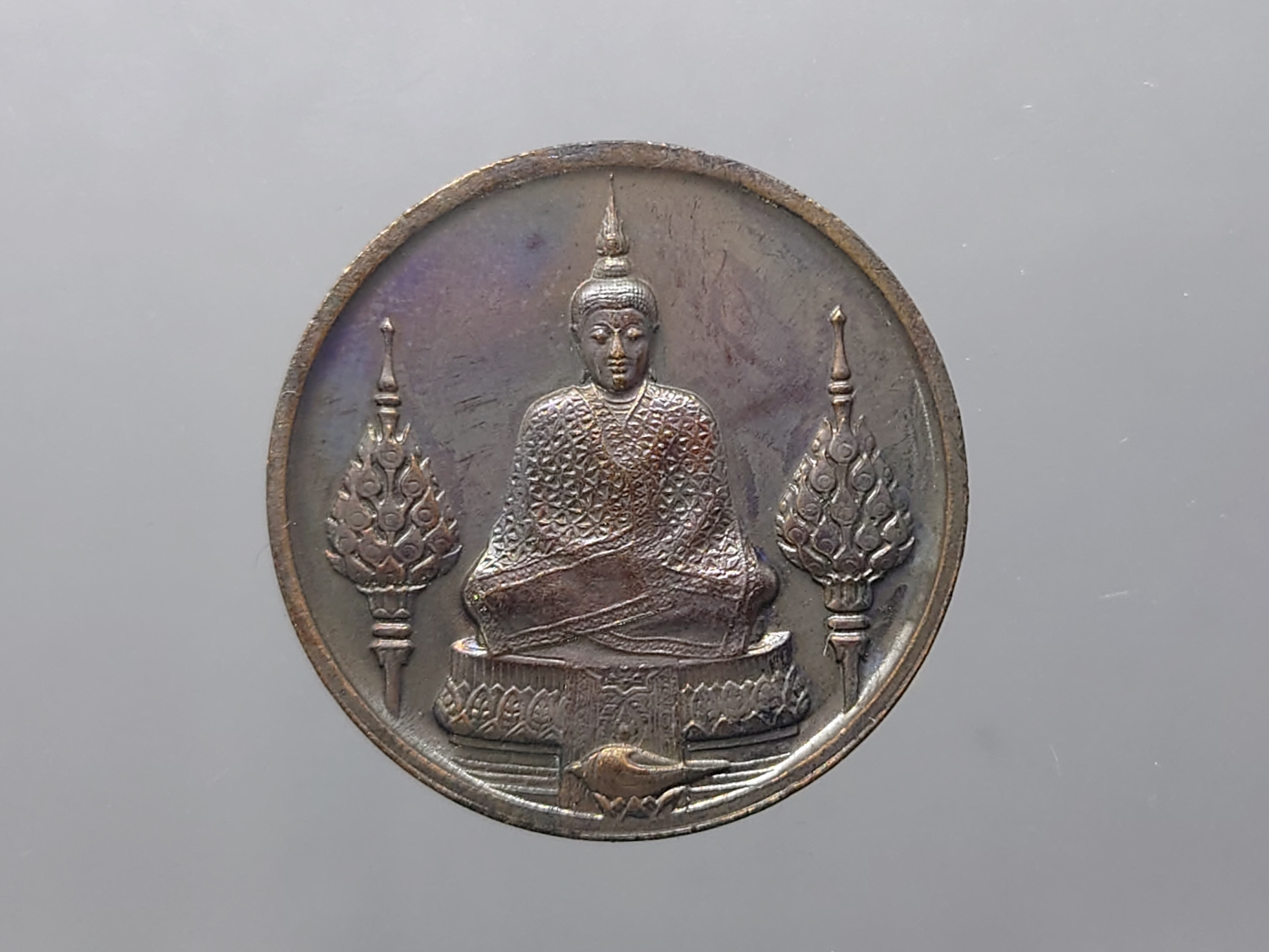พระแก้วมรกต ทรงฤดูหนาว รุ่นแรก หลัง ภปร ฉลองวัดพระศรืๆ (ด้านหลังไม่มีราชศรัทธา) เนื้อทองแดงรมดำ ปี2525
