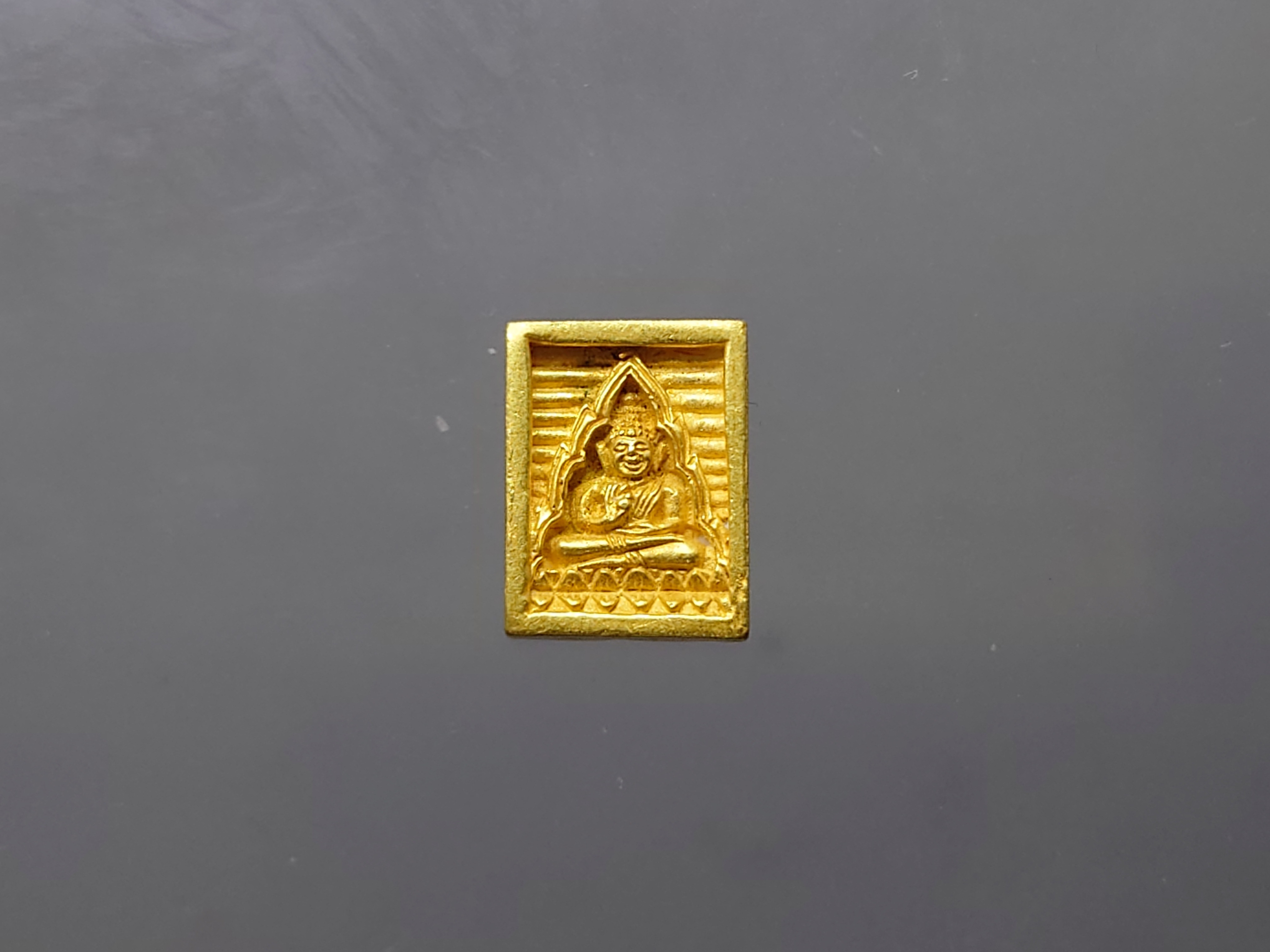 พระของขวัญวัดปากน้ำ เนื้อทองคำ (หนัก 3.78 กรัม) รุ่นซื้อที่ดินถวาย(พิมพ์มหาปฐพี) พิมพ์เล็ก วัดปากน้ำ 2534