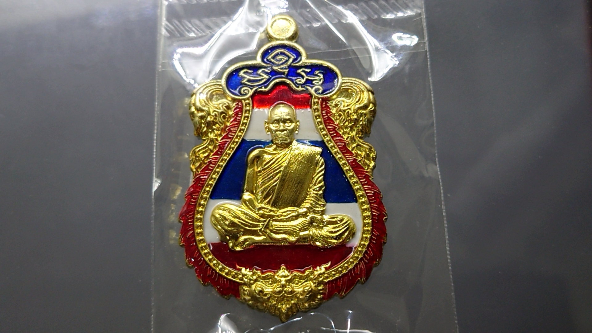 เหรียญรุ่นรวยมหาศาล (เหรียญแถมยกลัง) เนื้อทองทิพย์ ลงยาสีธงชาติ หลวงพ่อพัฒน์ วัดห้วยด้วน โคท 173