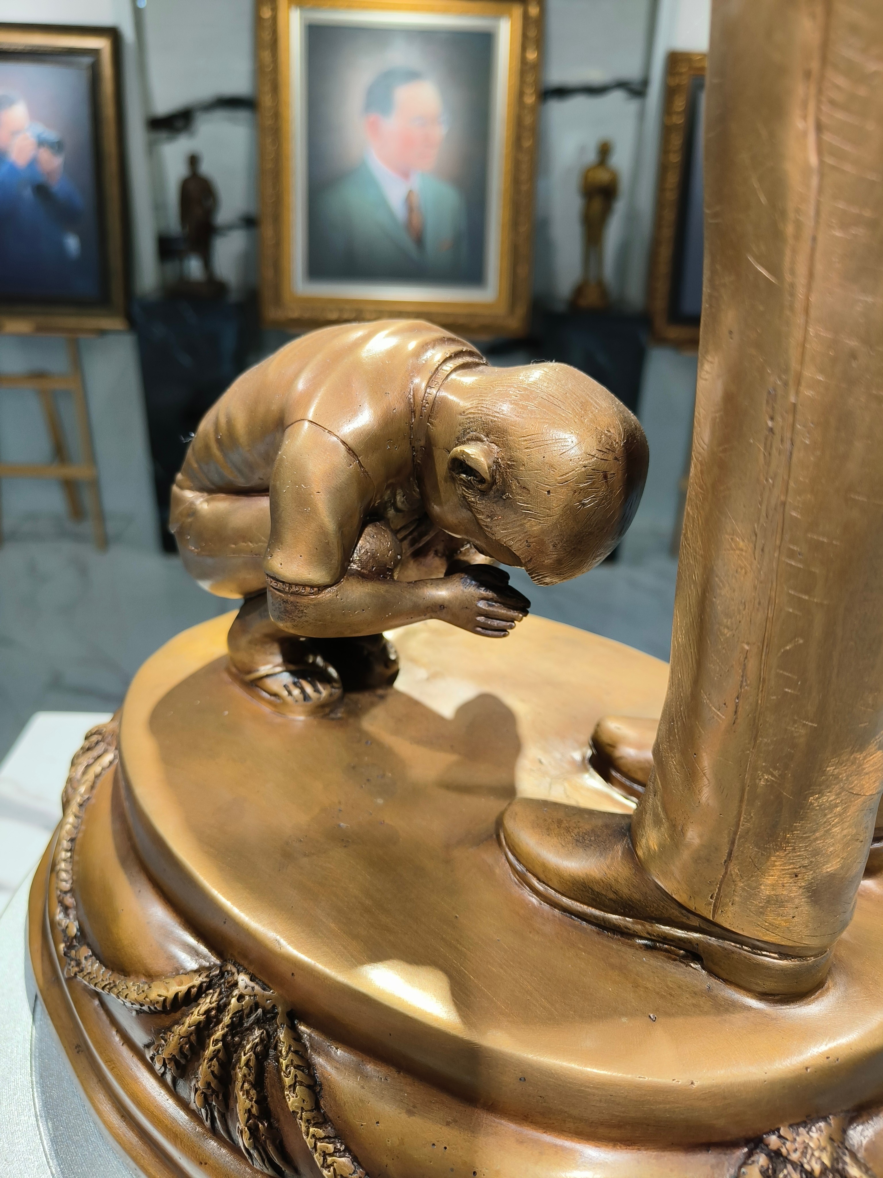 พระบรมรูปหล่อ ในหลวง รัชกาลที่ 9 รุ่น น้อมกราบพ่อ (เด็กก้มกราบ)