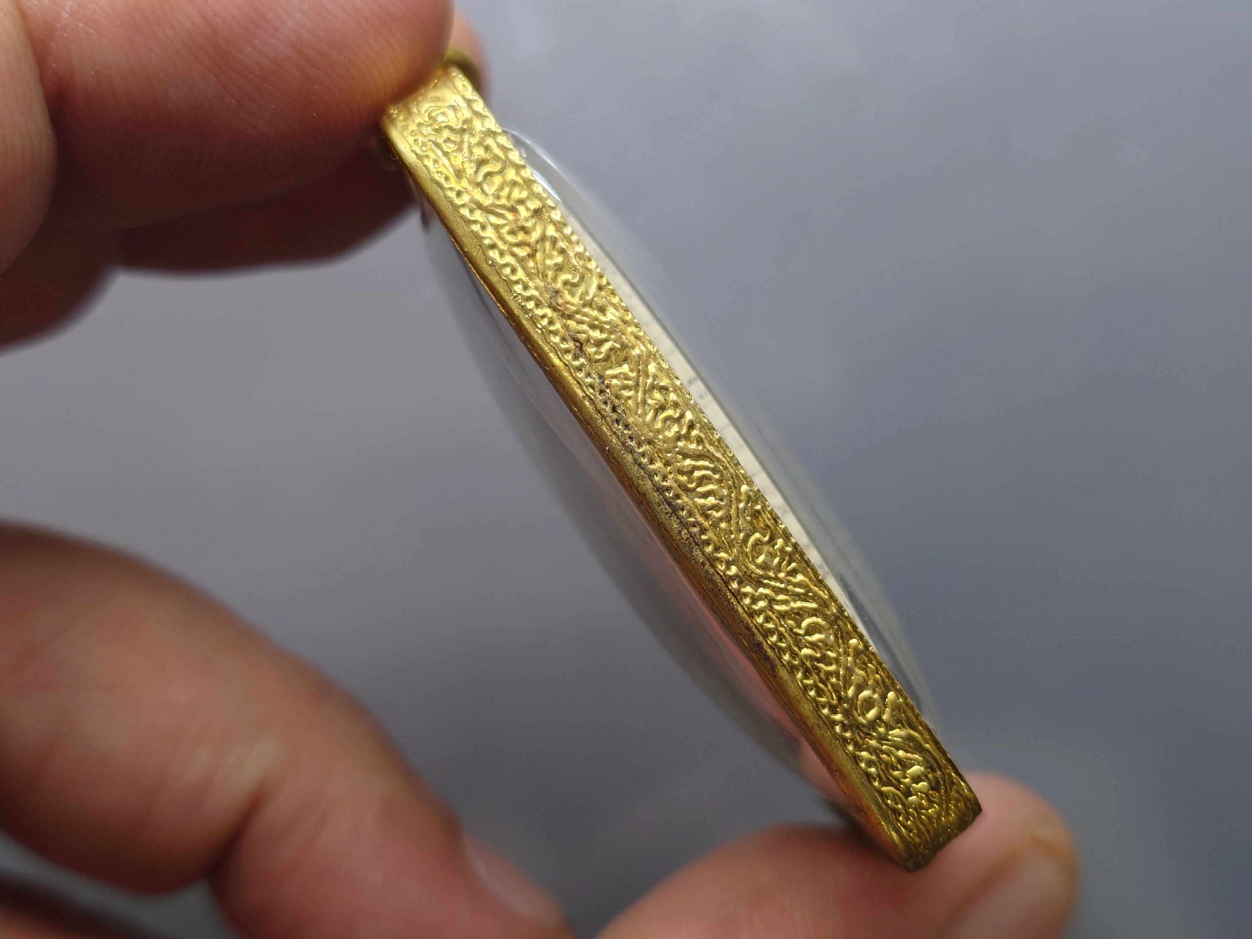 พระสมเด็จวัดระฆัง เนื้อผงผสมผงเก่า พิมพ์อกร่อง รุ่นย้อนยุค 108 ปี (คณะ 9) วัดระฆังโฆสิตารามฯ พร้อมเลี่ยมกรอบไมคอน ปี2556 พร้อมกล่องเดิม