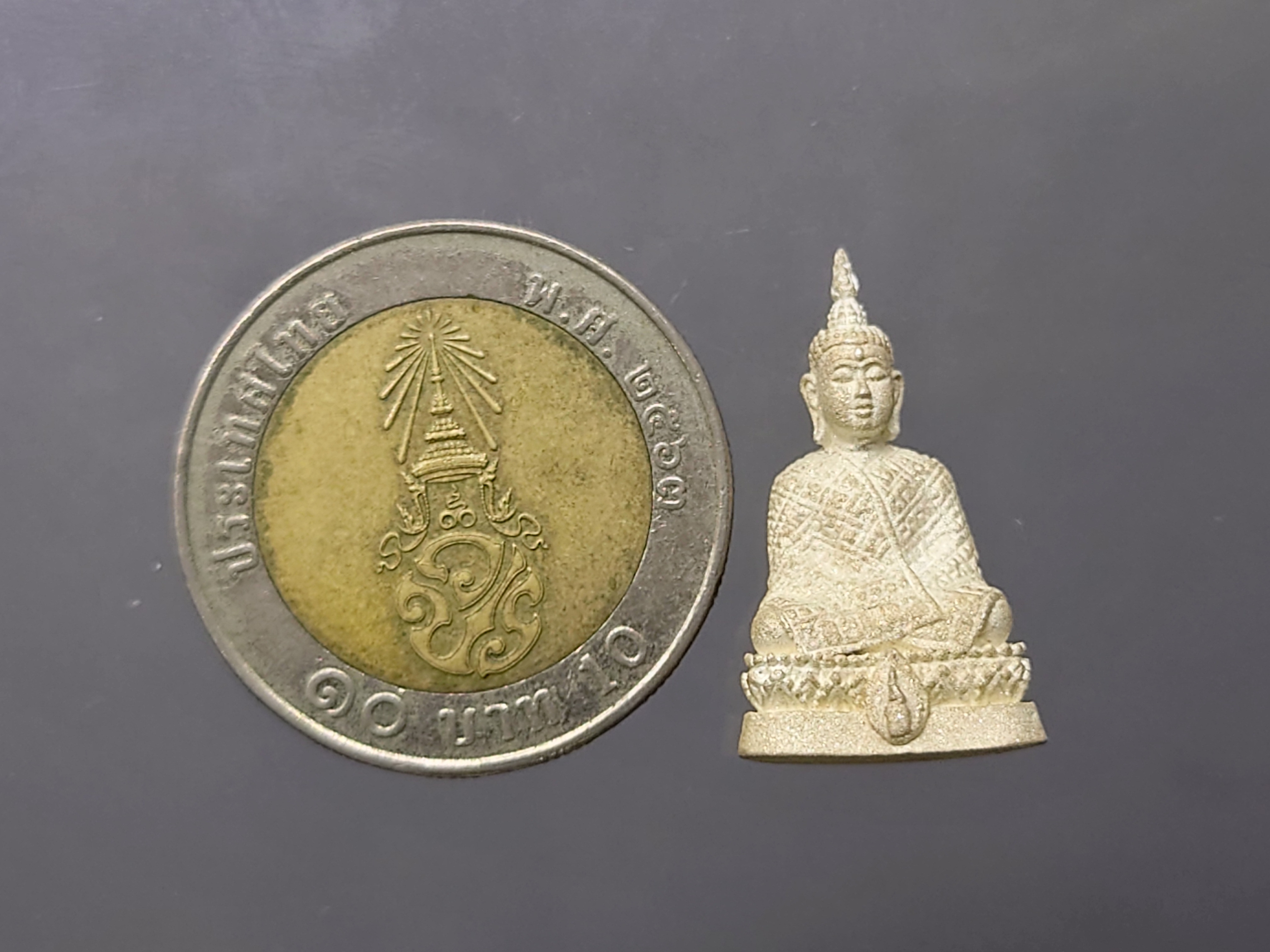 พระแก้วมรกต สธ.ทรงฤดูหนาว ลอยองค์ เนื้อเงินพ่นทราย สมเด็จพระเทพฯจัดสร้าง วัดบวรนิเวศวิหาร ปี 2538 พร้อมกล่องเดิม รับประกันแท้