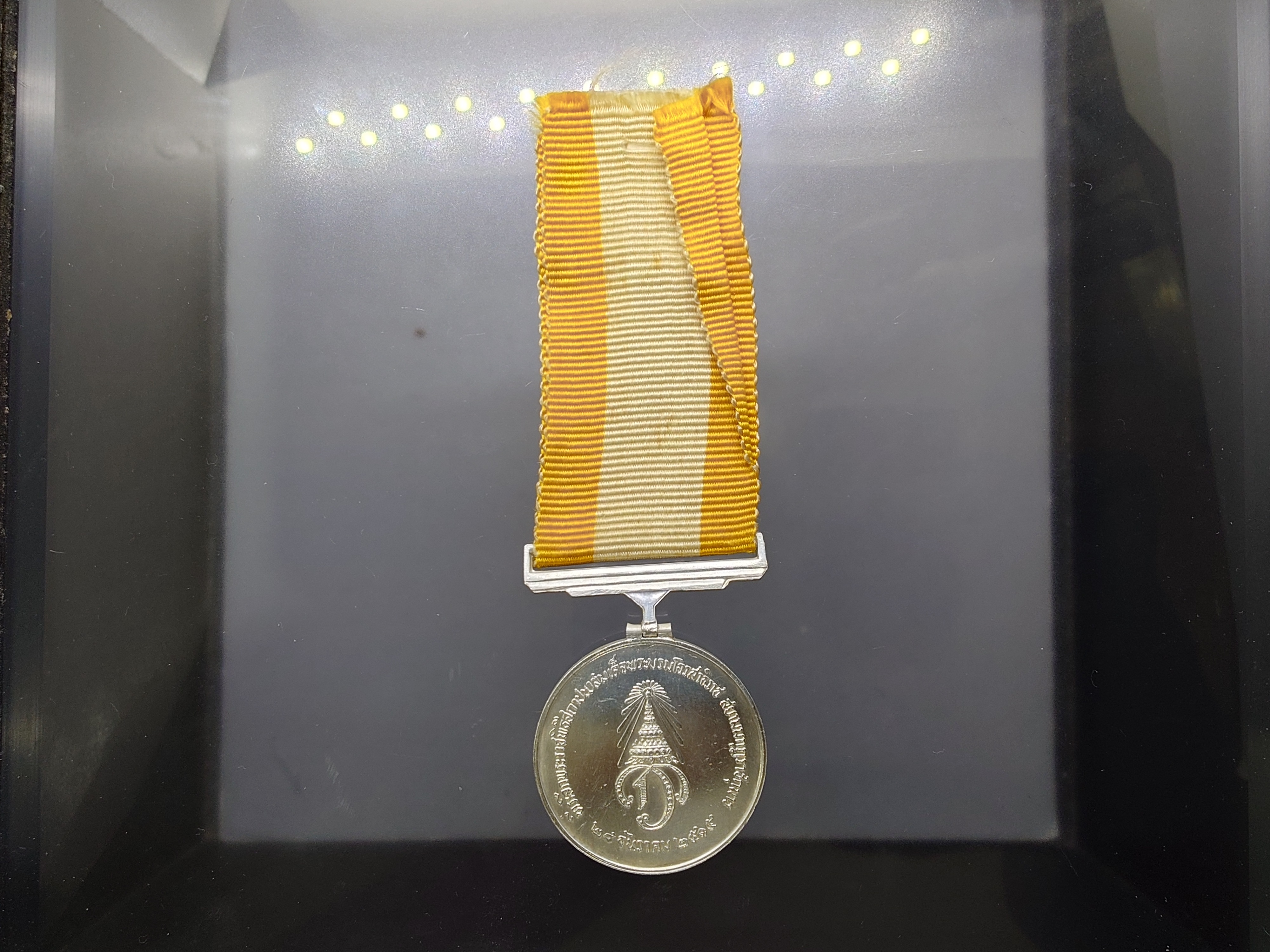 เหรียญแพรแถบที่ระลึกพระราชพิธีสถาปนาสมเด็จพระบรมโอรสาธิราช เนื้อเงิน ปี2515 แบบชาย แพรเดิมๆ